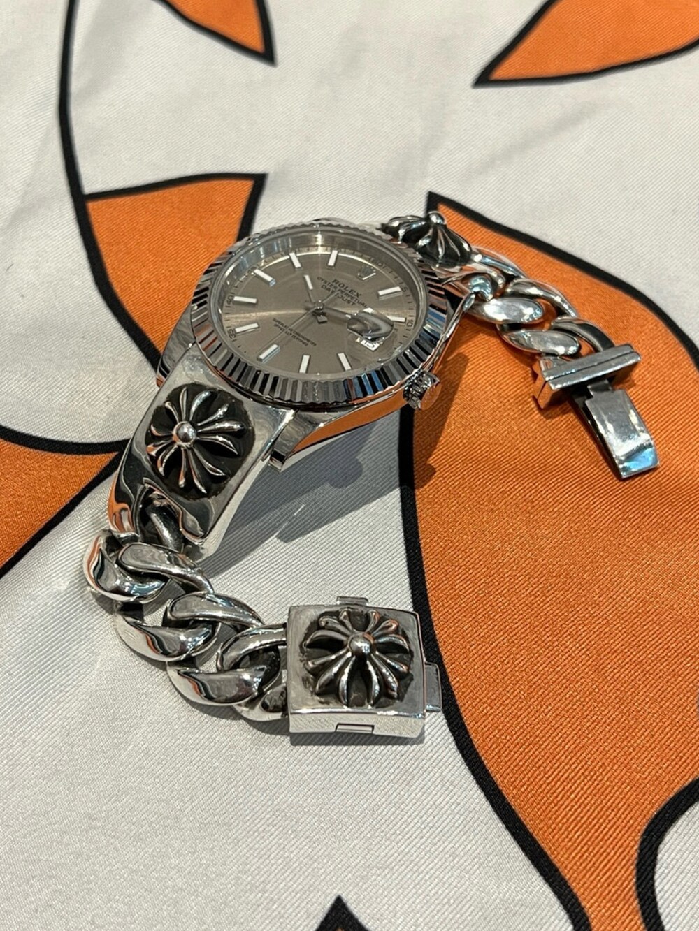 「ロングコート、ミリタリー、オトナカジュアル、冬のコーデ、冬アウター、カジュアル、ブラック、Chrome Hearts、ROLEX、スニーカー」｜「ROLEXのアイテム（腕時計、ブラック系）」を使った、Chrome_HKさん（メンズ・178cm）の冬コーディネートの2枚目の写真