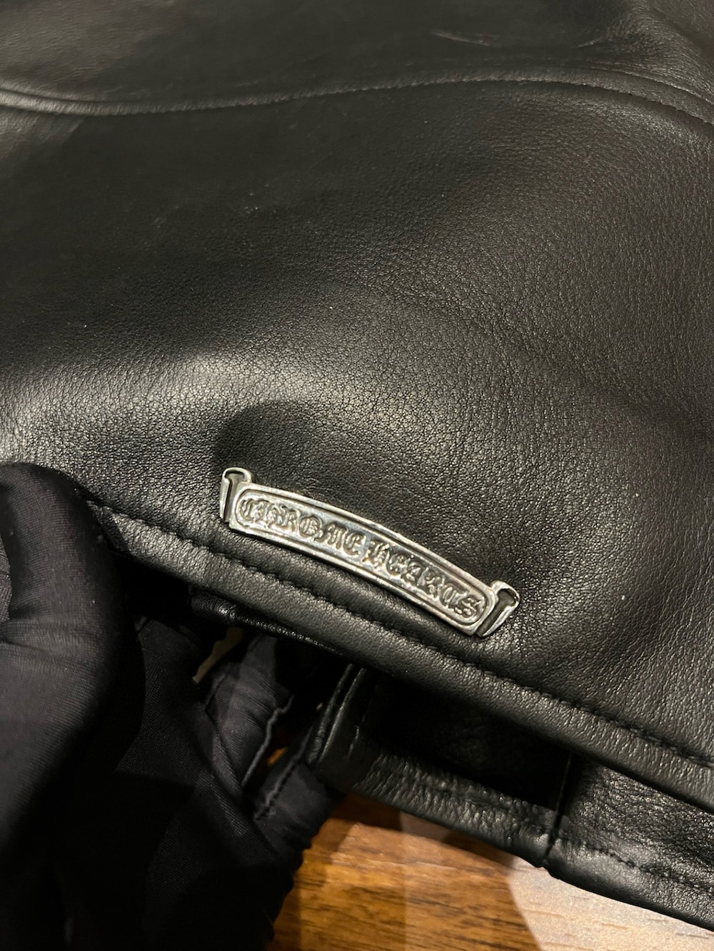 「冬のコーデ、オトナカジュアル、低身長コーデ、シンプルコーデ、ゆるコーデ、シンプル、HERMES、Chrome Hearts」｜「CHROME HEARTSのアイテム（ムートンコート、ブラック系）」を使った、Chrome_HKさん（メンズ・185cm）の冬コーディネートの5枚目の写真