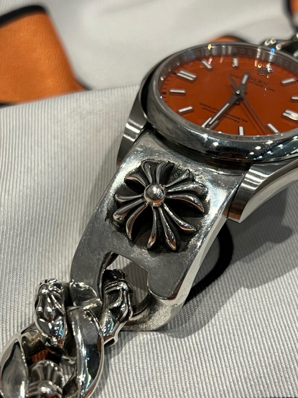 オレンジ系の腕時計、シルバー系の腕時計を着用したメンズの冬コーディネートの3枚目の写真