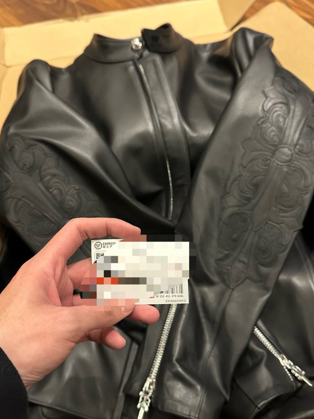 「オトナカジュアル、Chrome Hearts、ゆるコーデ、バンドT、白スニーカー、バルーンパンツ、jacket」｜「CHROME HEARTSのアイテム（ライダースジャケット、ブラック系）」を使った、Chrome_HKさん（メンズ・182cm）の冬コーディネートの4枚目の写真
