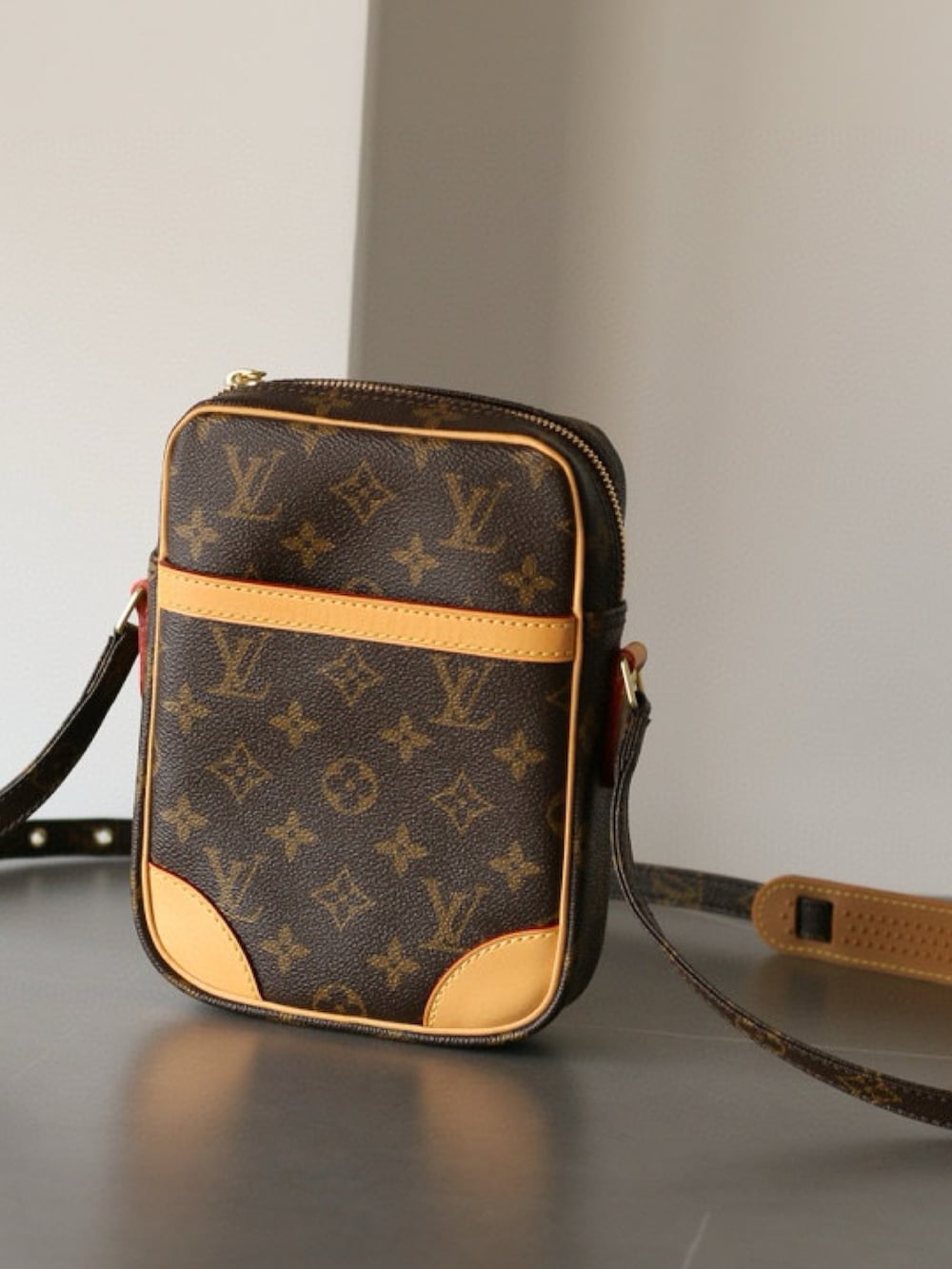 「似合うラボに行こう、LOUIS  VUITTON、LouisVuitton、Louis Vuitton、ootd、ootdtw、ootdfashion、fashion」｜「LOUIS VUITTONのアイテム（ショルダーバッグ、ゴールド系）」を使った、Chrome_HKさん（メンズ・178cm）の冬コーディネートの2枚目の写真