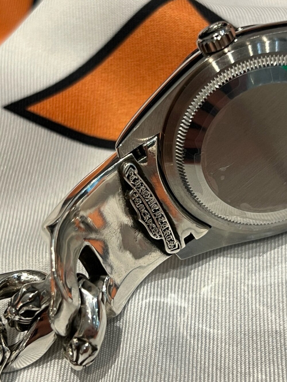 オレンジ系の腕時計、シルバー系の腕時計を着用したメンズの冬コーディネートの4枚目の写真