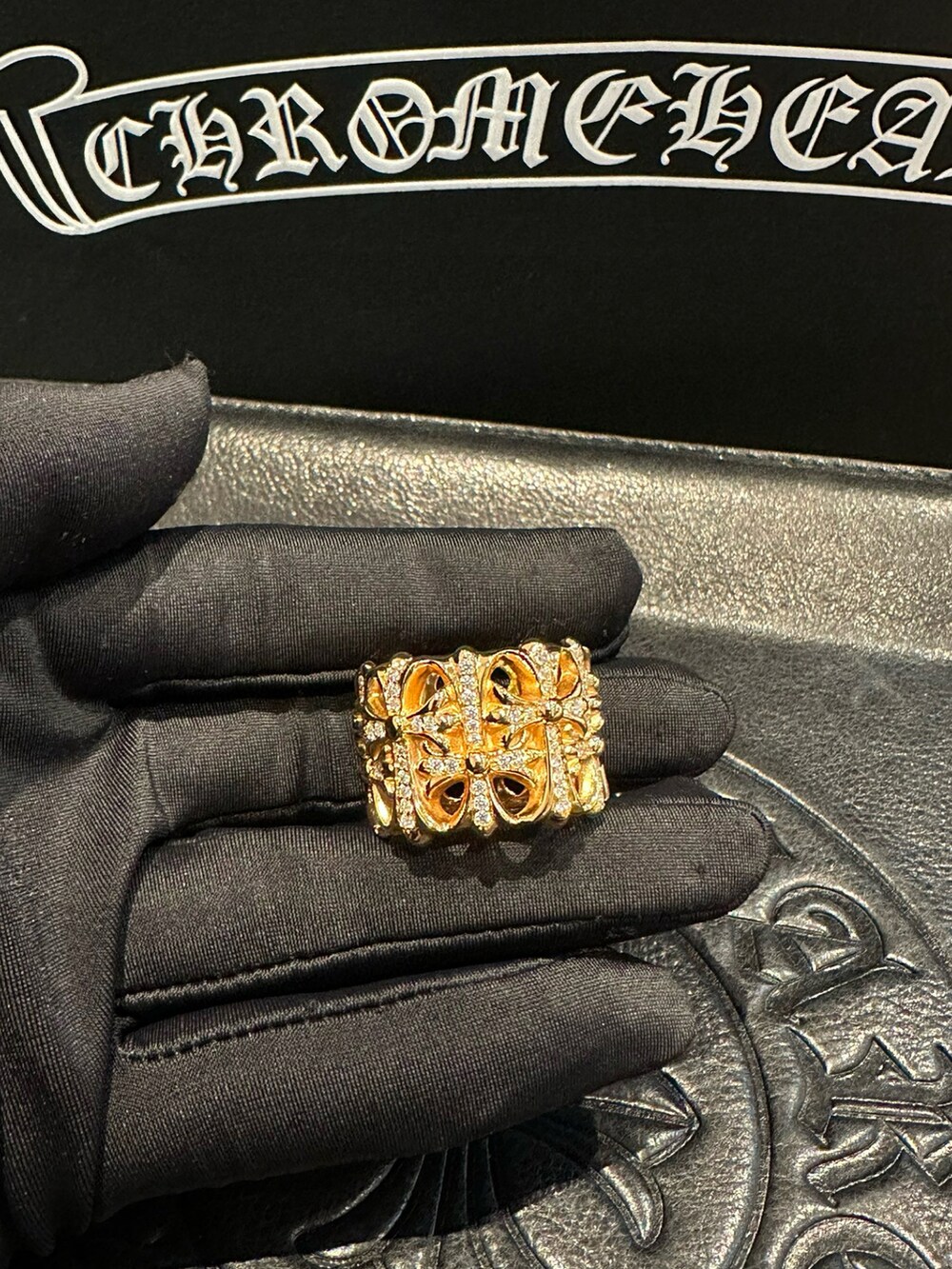 ゴールド系のリングを着用したメンズの冬コーディネートの3枚目の写真