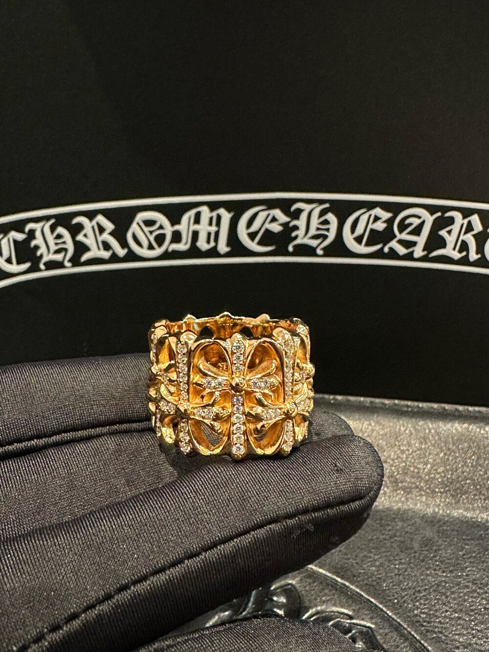 ゴールド系のリングを着用したメンズの冬コーディネートの2枚目の写真