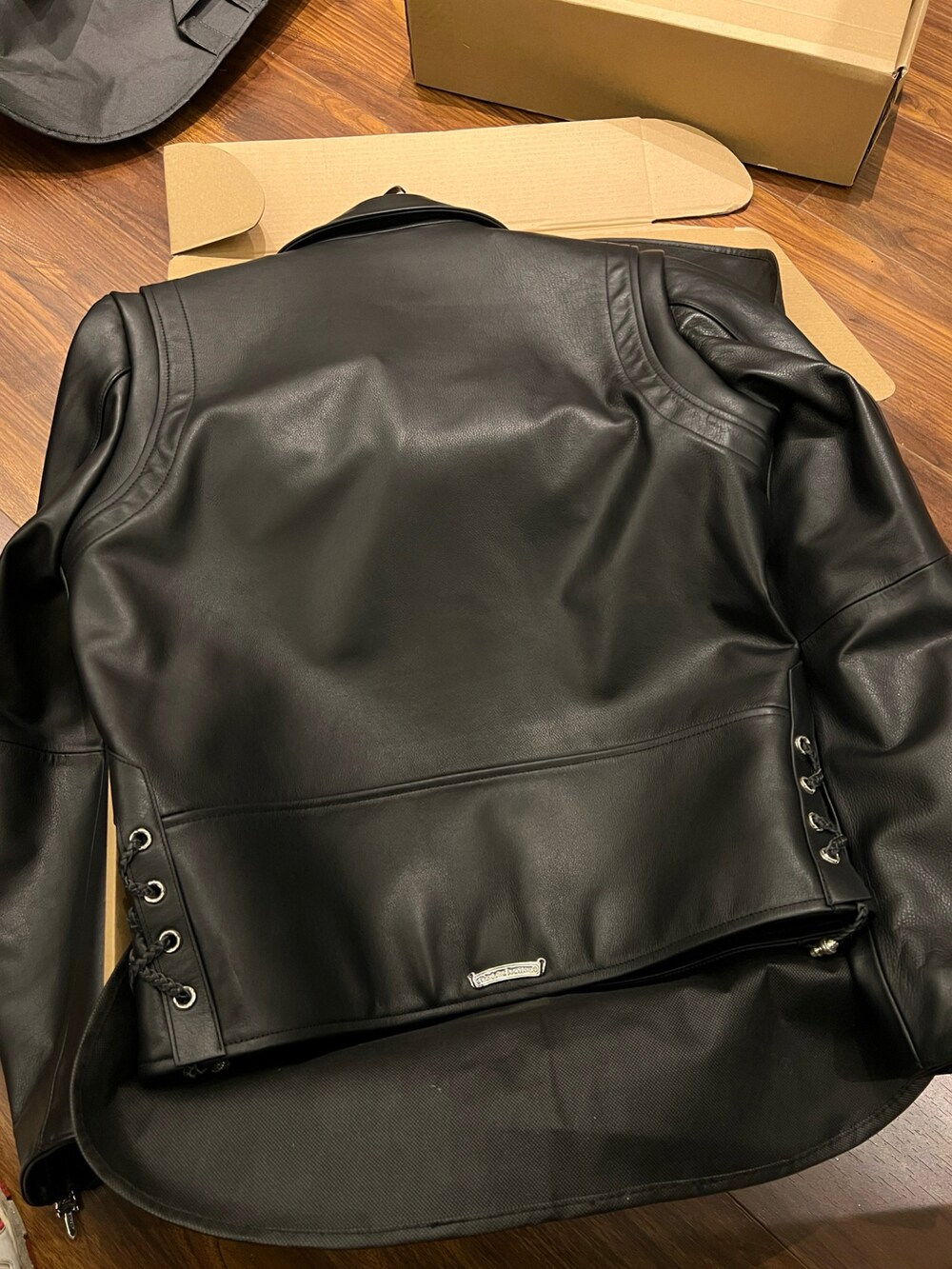 ブラック系のライダースジャケット、ブラック系のムートンコートを着用したメンズの冬コーディネートの2枚目の写真