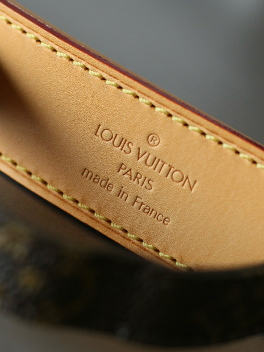 「似合うラボに行こう、LOUIS  VUITTON、LouisVuitton、Louis Vuitton、ootd、ootdtw、ootdfashion、fashion」｜「LOUIS VUITTONのアイテム（ショルダーバッグ、ゴールド系）」を使った、Chrome_HKさん（メンズ・178cm）の冬コーディネートの4枚目の写真