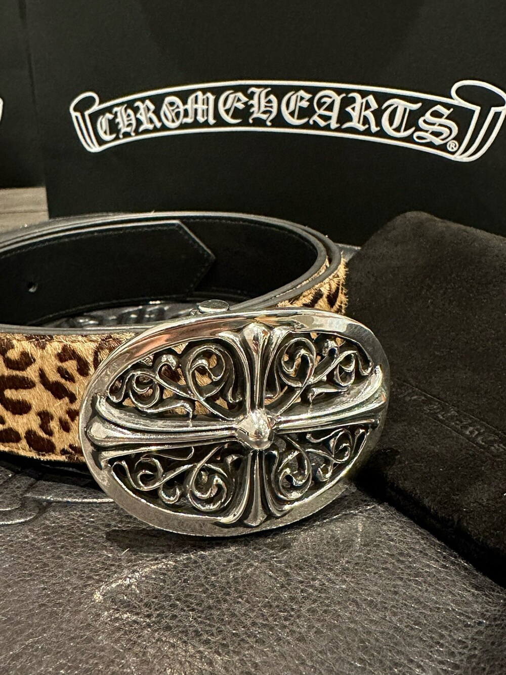 「シンプル、カジュアル、ニット帽、belt、ブラック×ホワイト、Chrome Hearts」｜「CHROME HEARTSのアイテム（ベルト、ブラック系）」を使った、Chrome_HKさん（メンズ・179cm）の冬コーディネートの3枚目の写真