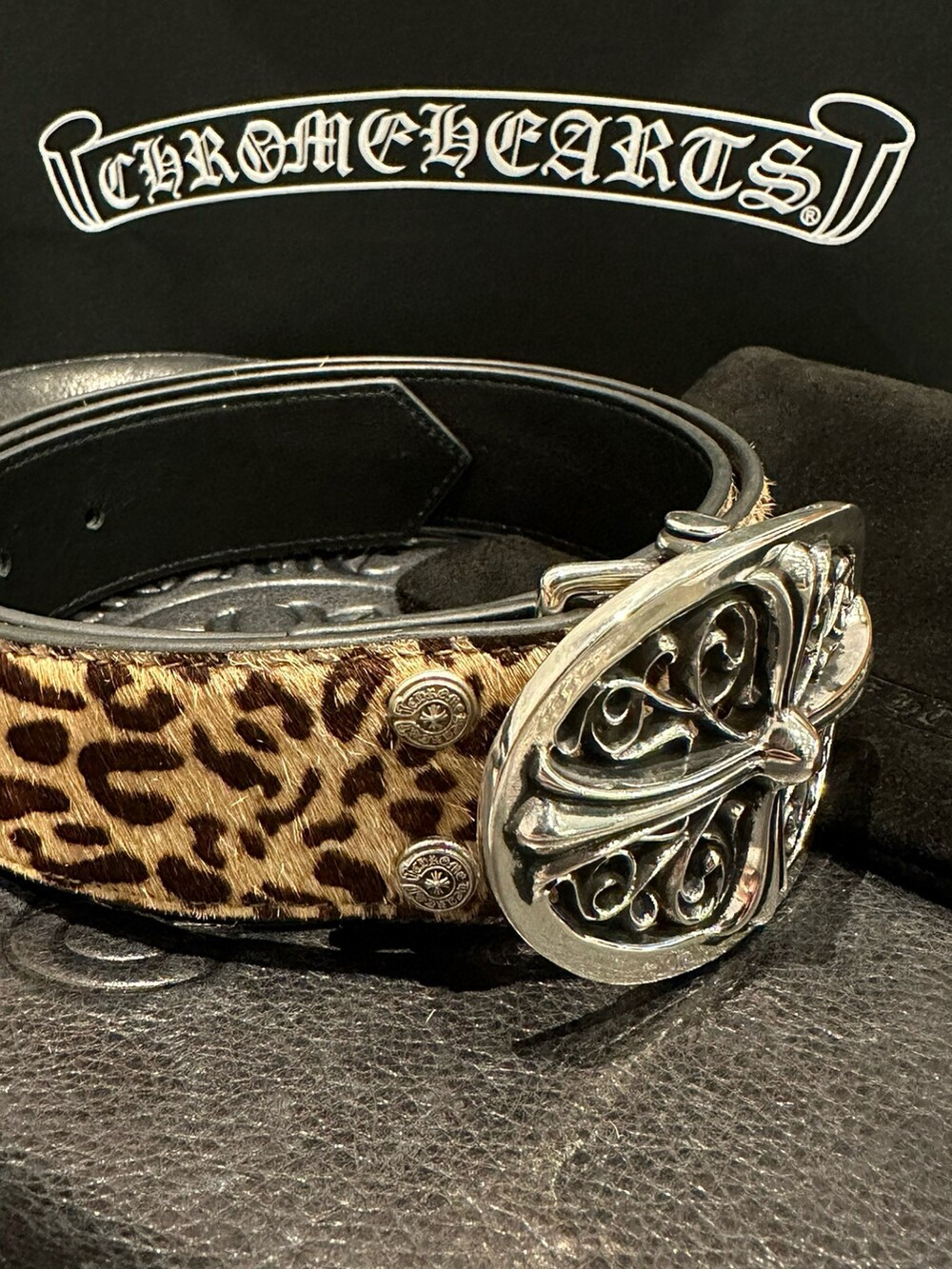「シンプル、カジュアル、ニット帽、belt、ブラック×ホワイト、Chrome Hearts」｜「CHROME HEARTSのアイテム（ベルト、ブラック系）」を使った、Chrome_HKさん（メンズ・179cm）の冬コーディネートの2枚目の写真