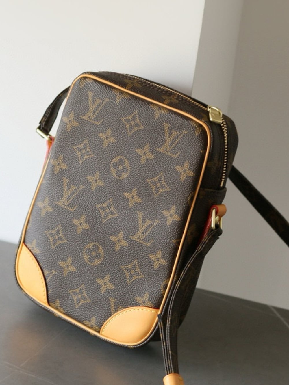 「似合うラボに行こう、LOUIS  VUITTON、LouisVuitton、Louis Vuitton、ootd、ootdtw、ootdfashion、fashion」｜「LOUIS VUITTONのアイテム（ショルダーバッグ、ゴールド系）」を使った、Chrome_HKさん（メンズ・178cm）の冬コーディネートの3枚目の写真