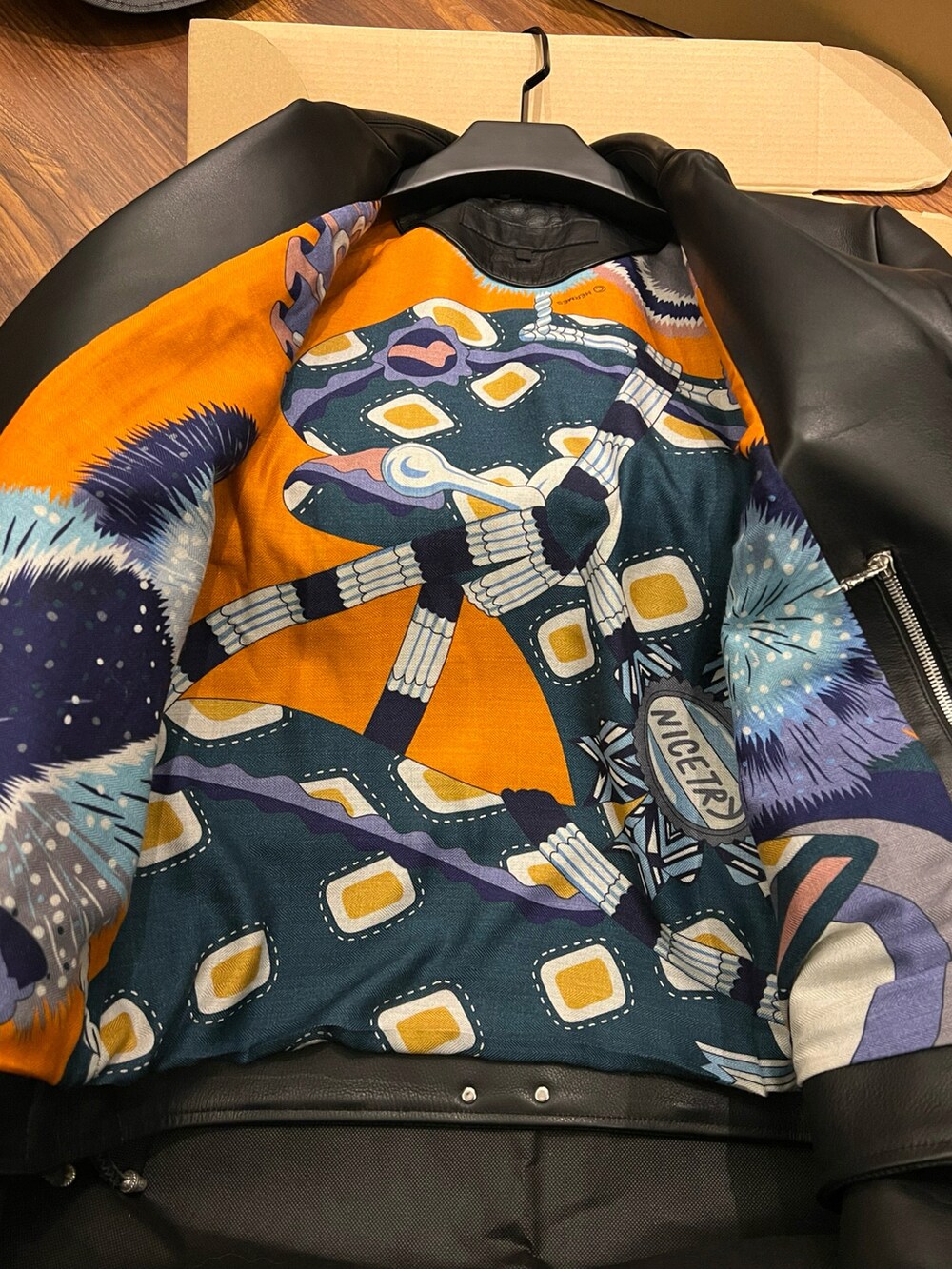 ブラック系のライダースジャケット、ブラック系のムートンコートを着用したメンズの冬コーディネートの3枚目の写真