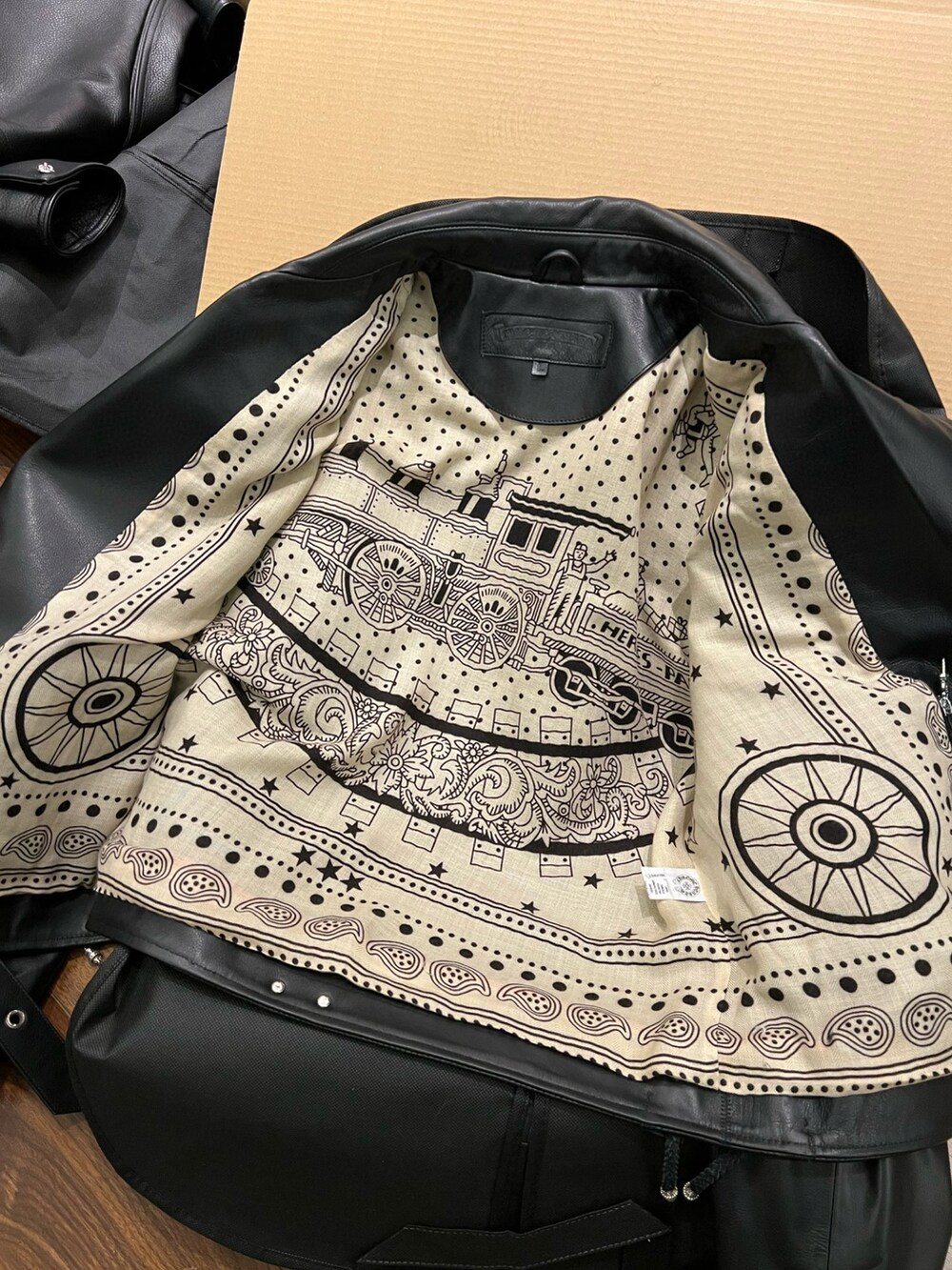 「冬のコーデ、オトナカジュアル、低身長コーデ、シンプルコーデ、ゆるコーデ、シンプル、HERMES、Chrome Hearts」｜「CHROME HEARTSのアイテム（ムートンコート、ブラック系）」を使った、Chrome_HKさん（メンズ・185cm）の冬コーディネートの3枚目の写真