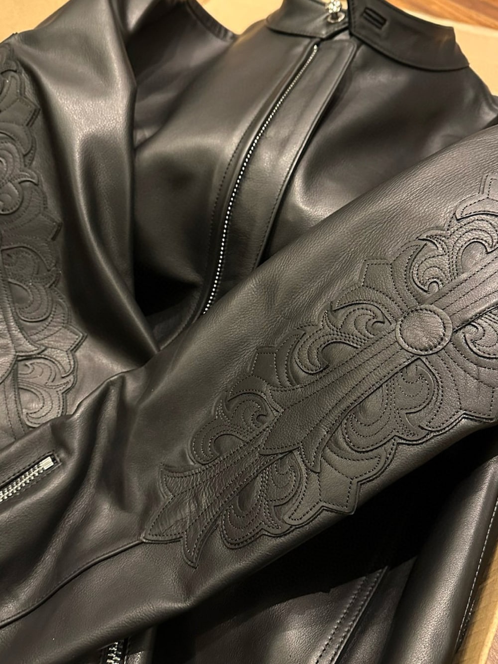 「オトナカジュアル、Chrome Hearts、ゆるコーデ、バンドT、白スニーカー、バルーンパンツ、jacket」｜「CHROME HEARTSのアイテム（ライダースジャケット、ブラック系）」を使った、Chrome_HKさん（メンズ・182cm）の冬コーディネートの3枚目の写真