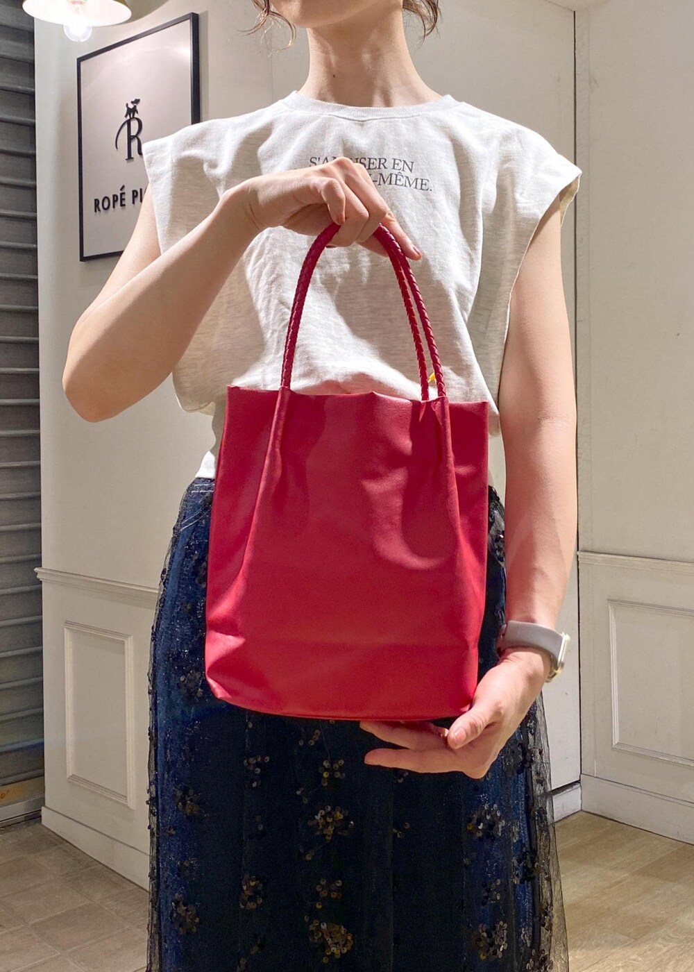 「ハンドバッグ、レッド、プルオーバー、クルーネック、レース、フレンチスリーブ、ロング、ワイド、夏コーデ、初秋コーデ、秋コーデ、デートコーデ、お出かけコーデ、旅行コーデ、アウトドアコーデ」｜「ROPE' PICNICの【革命デニム】ウエストシェイプデニムワイドパンツ（デニムパンツ、ブルー系）」を使った、aikoさん（レディース・168cm）の夏コーディネートの9枚目の写真