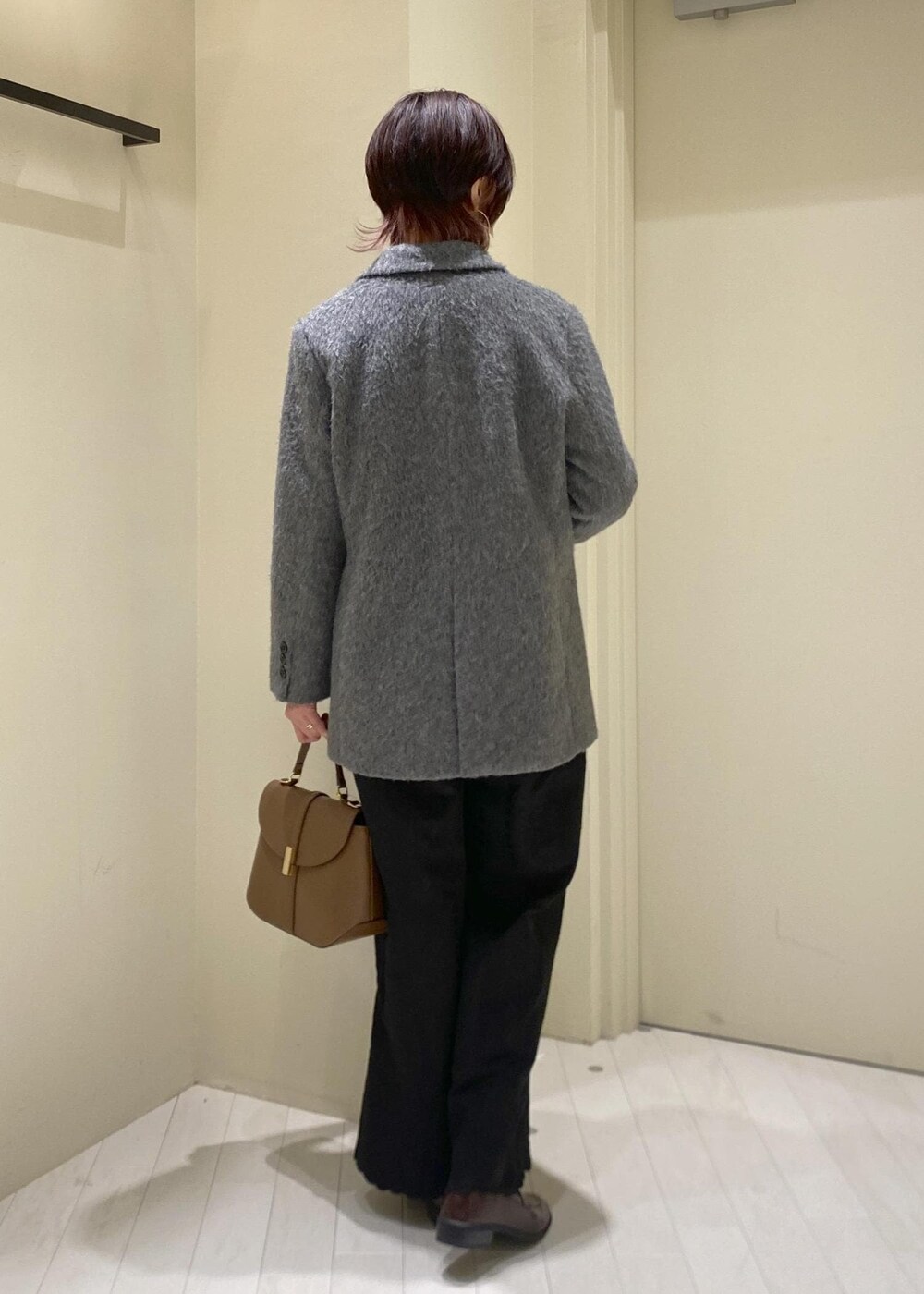 グレー系のカーディガン/ボレロ、ホワイト系のTシャツ/カットソー、グレー系のテーラードジャケットを着用したレディースの冬コーディネートの3枚目の写真