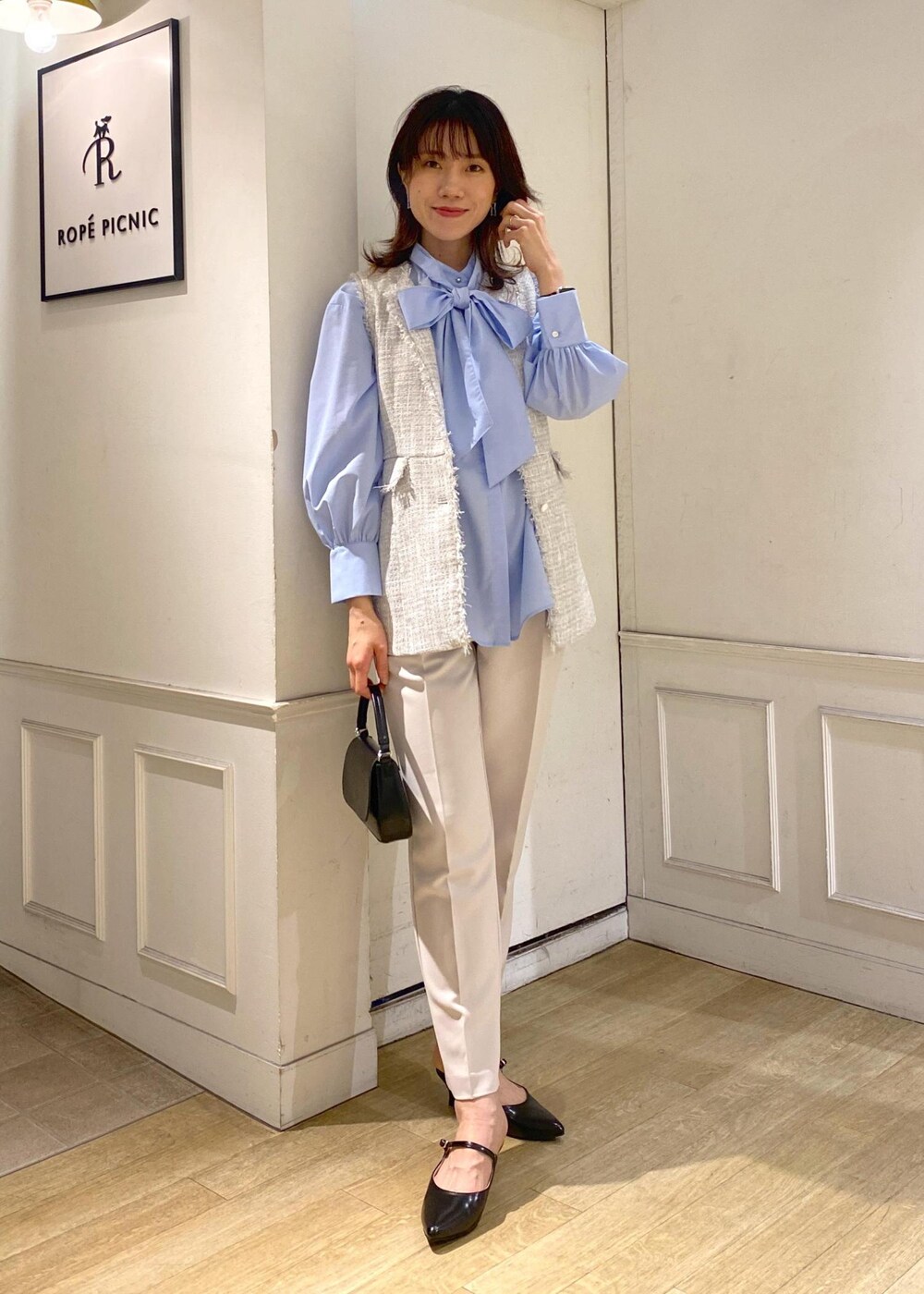 グレー系のベスト、イエロー系のその他パンツ、ブルー系のシャツ/ブラウスを着用したレディースの冬コーディネートの8枚目の写真