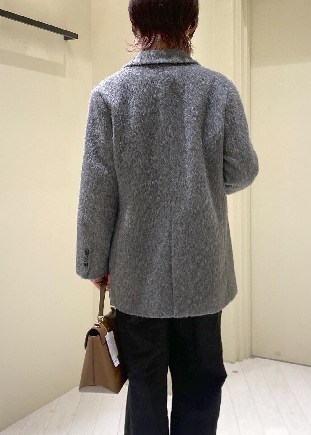 グレー系のカーディガン/ボレロ、ホワイト系のTシャツ/カットソー、グレー系のテーラードジャケットを着用したレディースの冬コーディネートの7枚目の写真