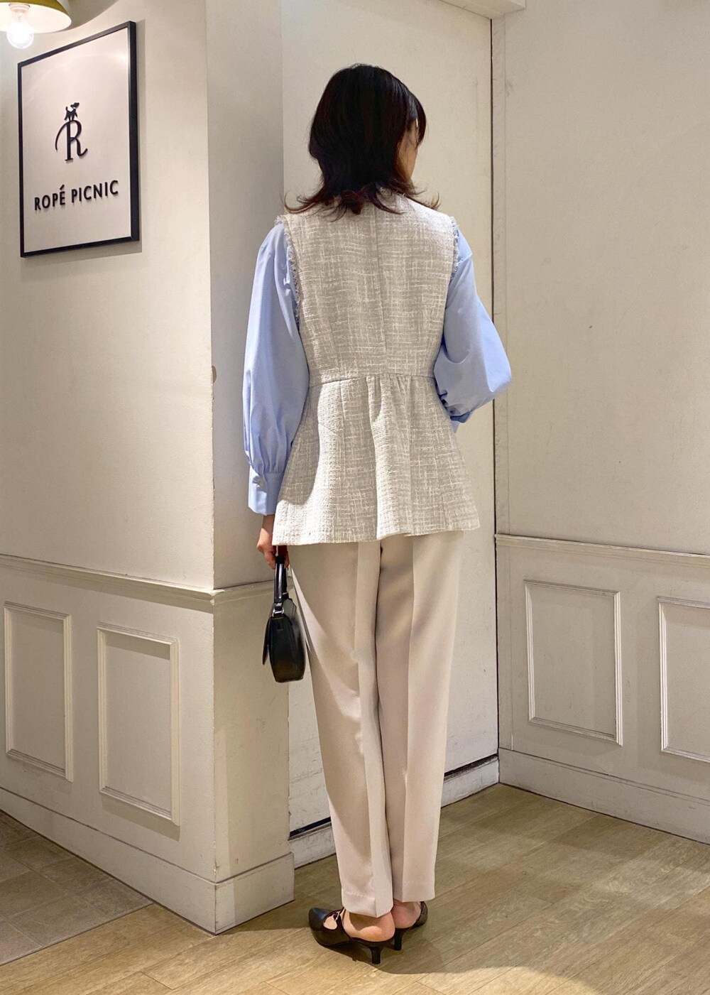 グレー系のベスト、イエロー系のその他パンツ、ブルー系のシャツ/ブラウスを着用したレディースの冬コーディネートの4枚目の写真