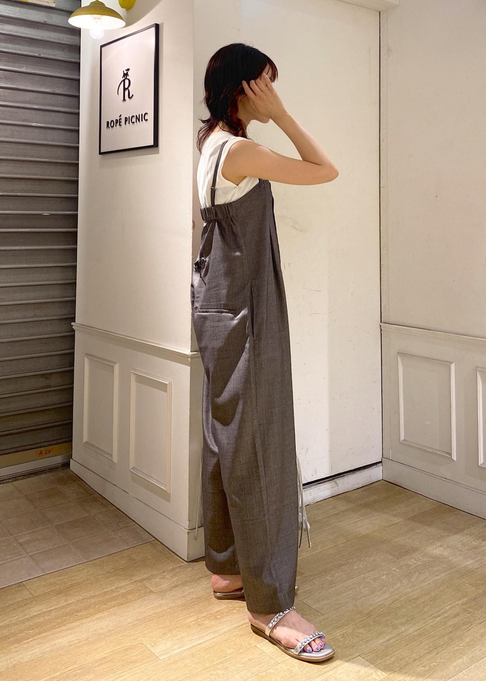 シルバー系のサンダル、ホワイト系のニット/セーター、シルバー系のトートバッグを着用したレディースの夏コーディネートの3枚目の写真