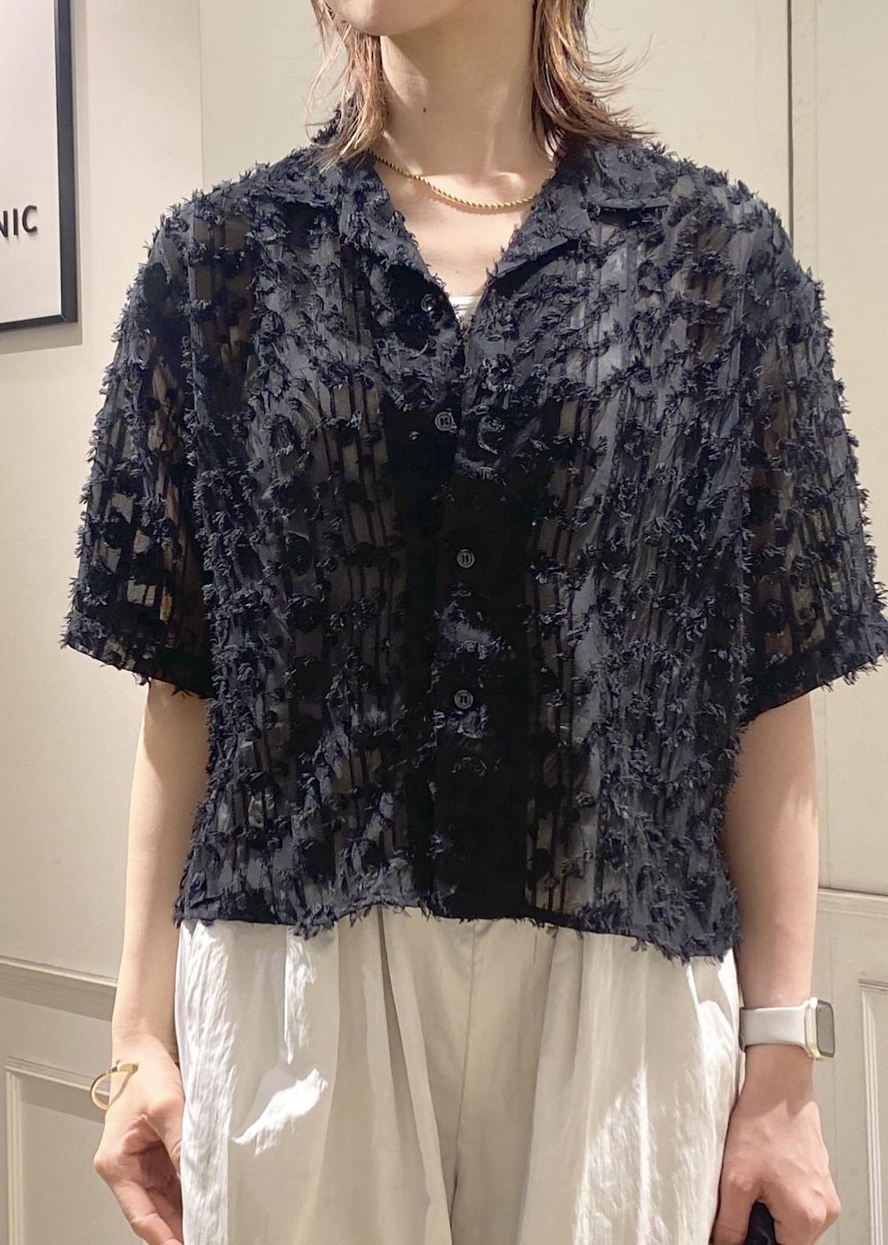 ブラック系のシャツ/ブラウス、ベージュ系のその他パンツを着用したレディースの春コーディネートの2枚目の写真