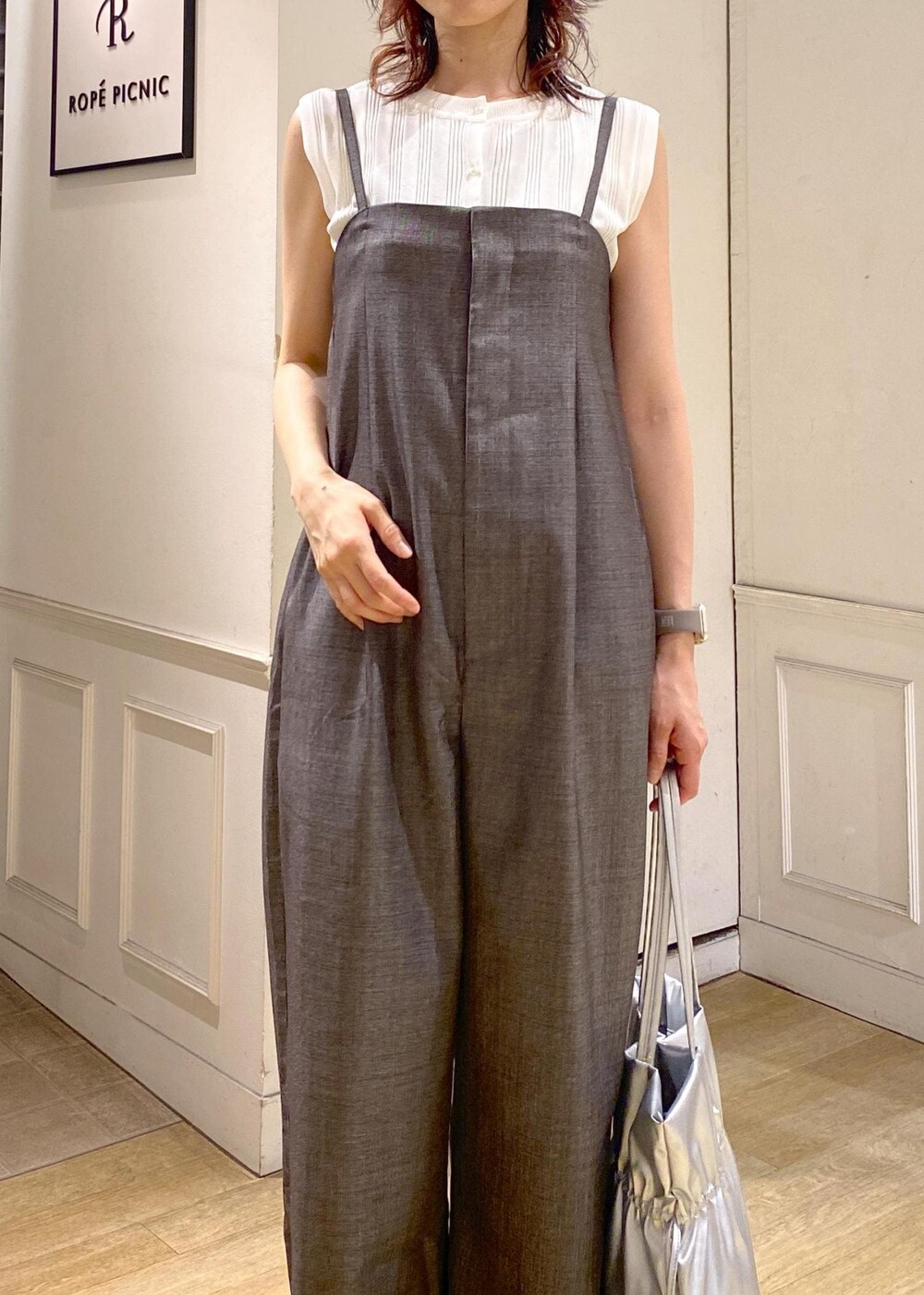 シルバー系のサンダル、ホワイト系のニット/セーター、シルバー系のトートバッグを着用したレディースの夏コーディネートの4枚目の写真