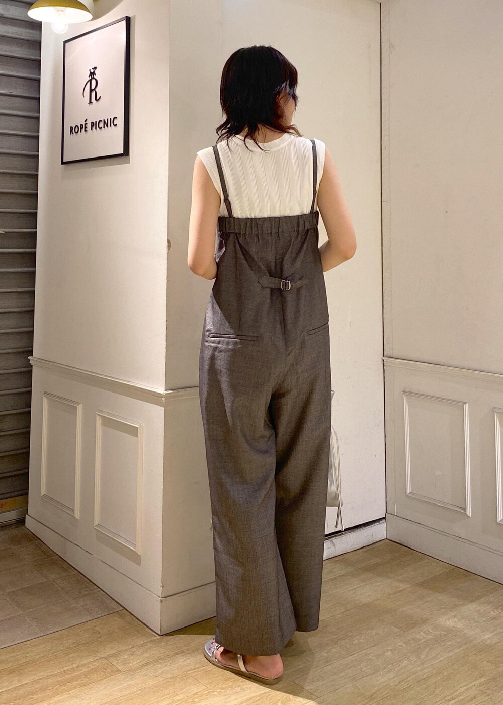 シルバー系のサンダル、ホワイト系のニット/セーター、シルバー系のトートバッグを着用したレディースの夏コーディネートの5枚目の写真