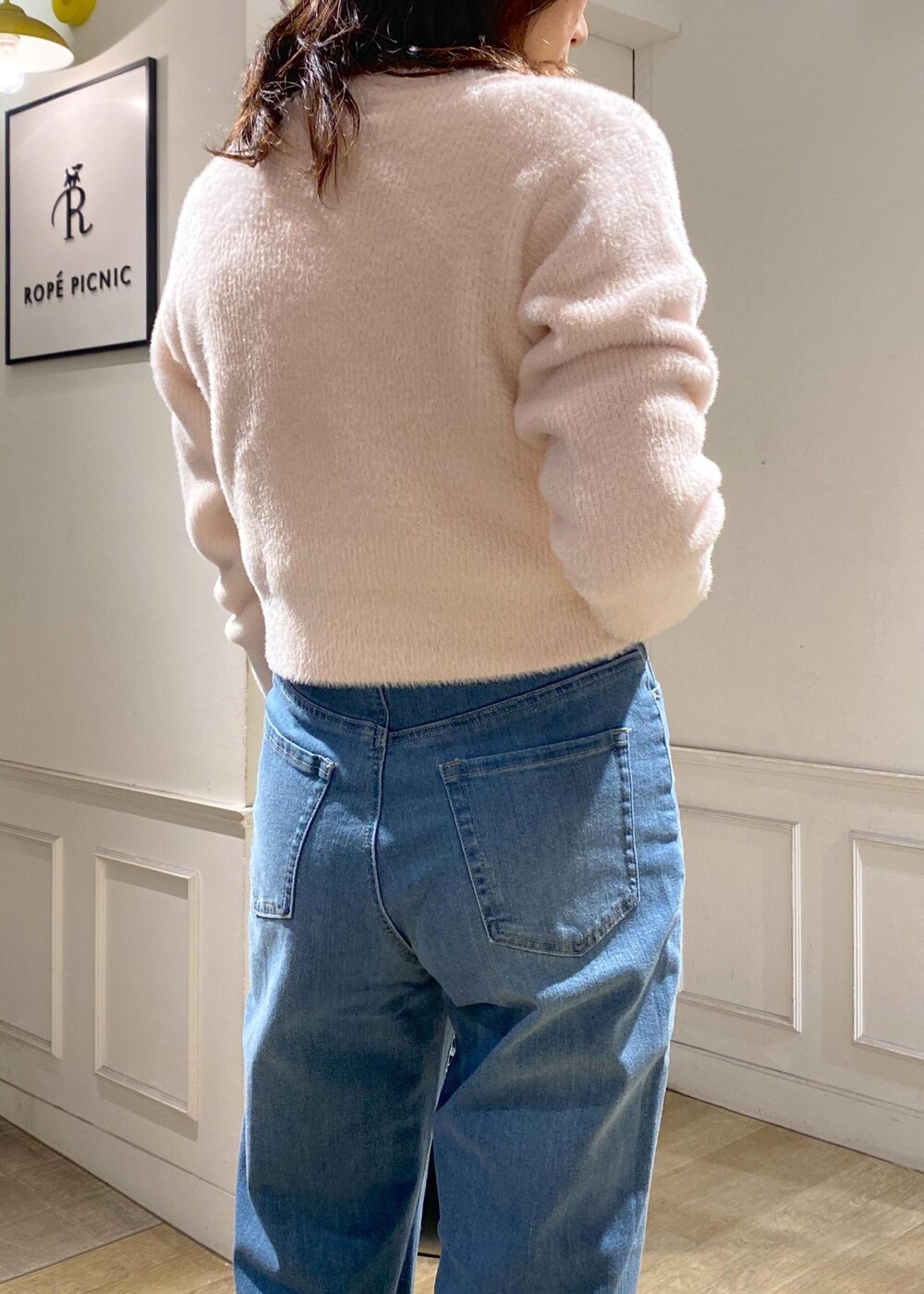 ブルー系のデニムパンツ、ピンク系のカーディガン/ボレロ、ピンク系のニット/セーターを着用したレディースの冬コーディネートの8枚目の写真