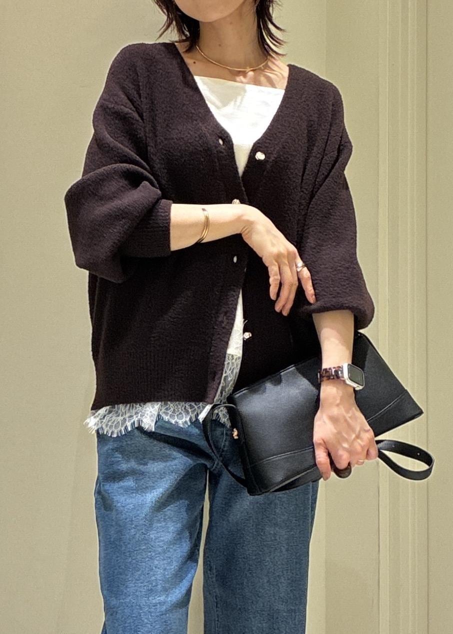 ブラウン系のローファー、ブルー系のデニムパンツ、ホワイト系のキャミソールを着用したレディースの秋コーディネートの5枚目の写真
