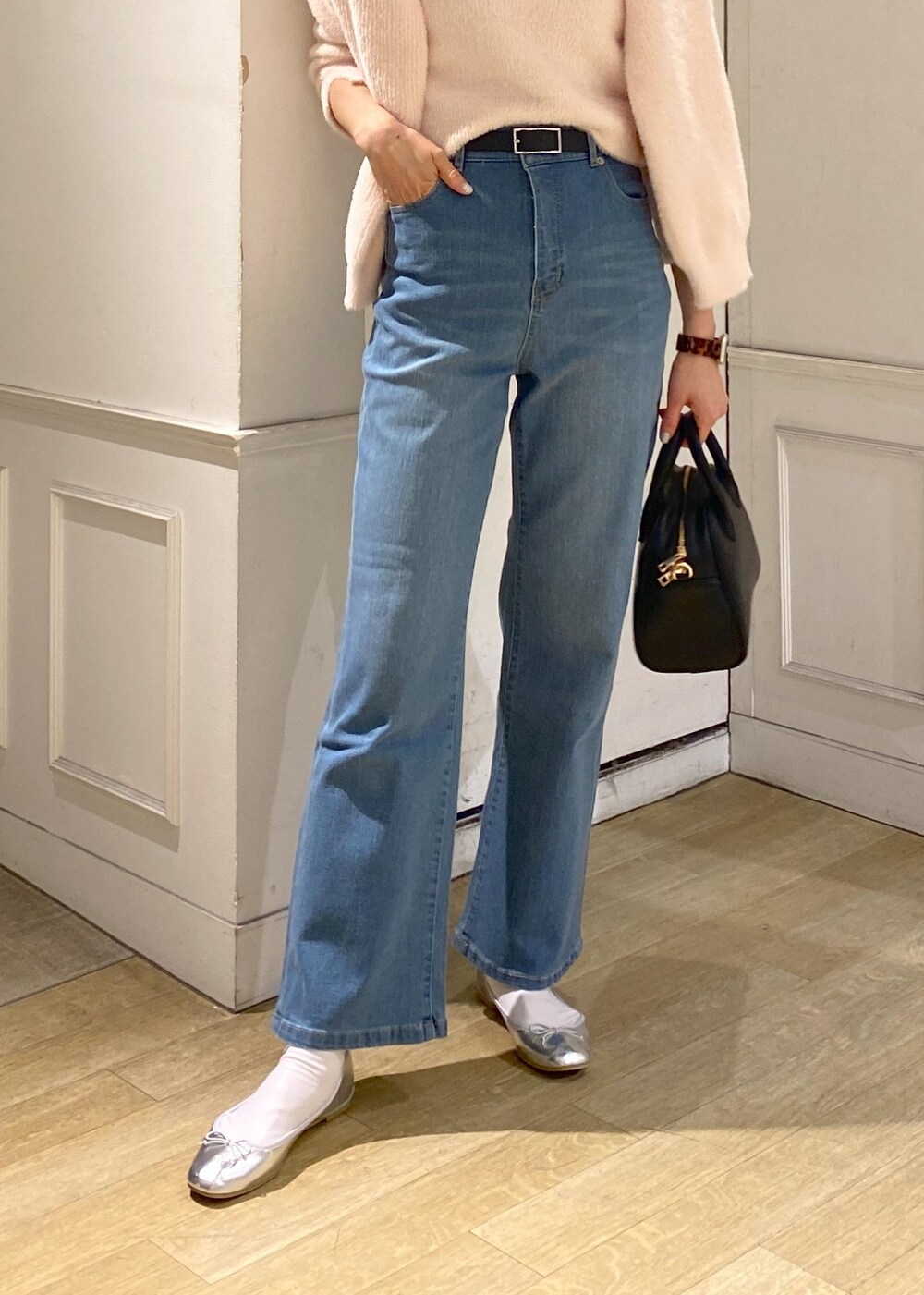 ブルー系のデニムパンツ、ピンク系のカーディガン/ボレロ、ピンク系のニット/セーターを着用したレディースの冬コーディネートの9枚目の写真