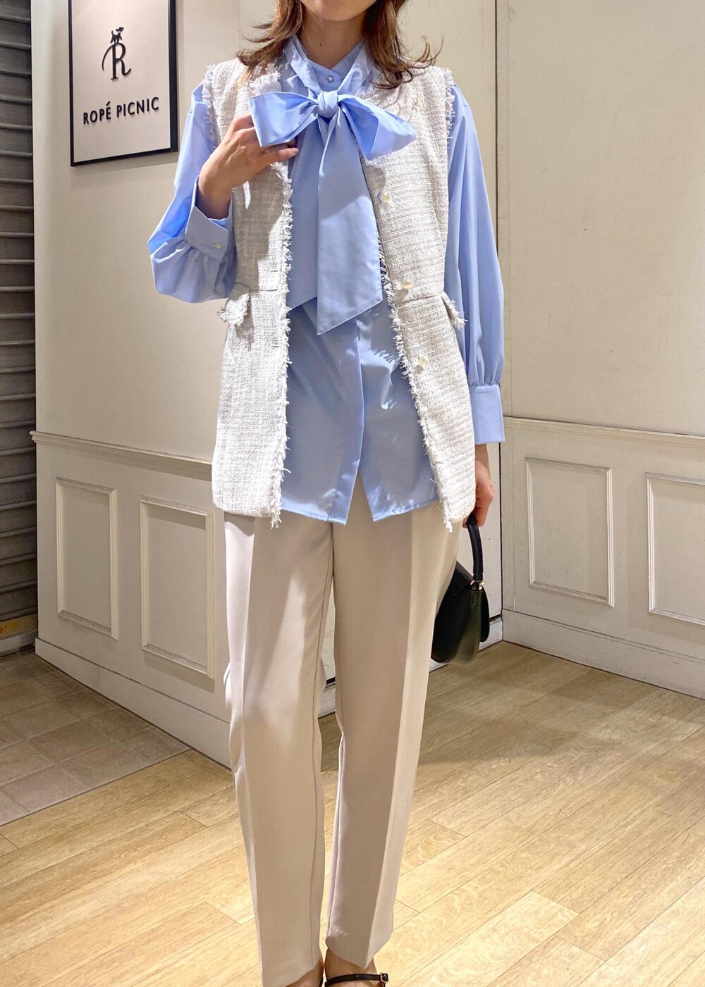 グレー系のベスト、イエロー系のその他パンツ、ブルー系のシャツ/ブラウスを着用したレディースの冬コーディネートの6枚目の写真