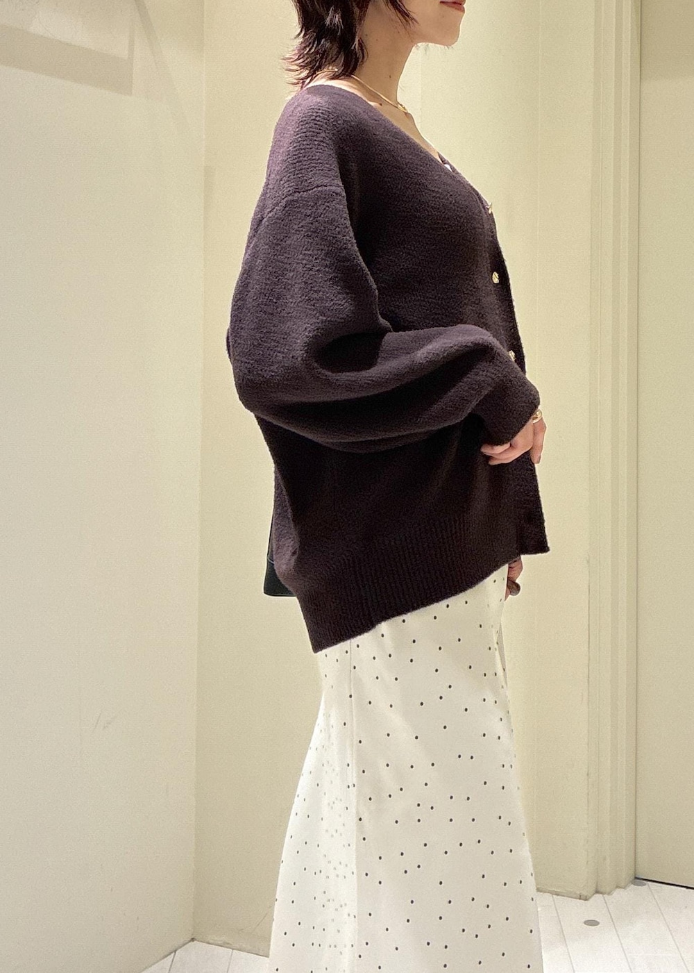 ブルー系のデニムパンツ、ブラック系のパンプス、ブラック系のショルダーバッグを着用したレディースの秋コーディネートの5枚目の写真