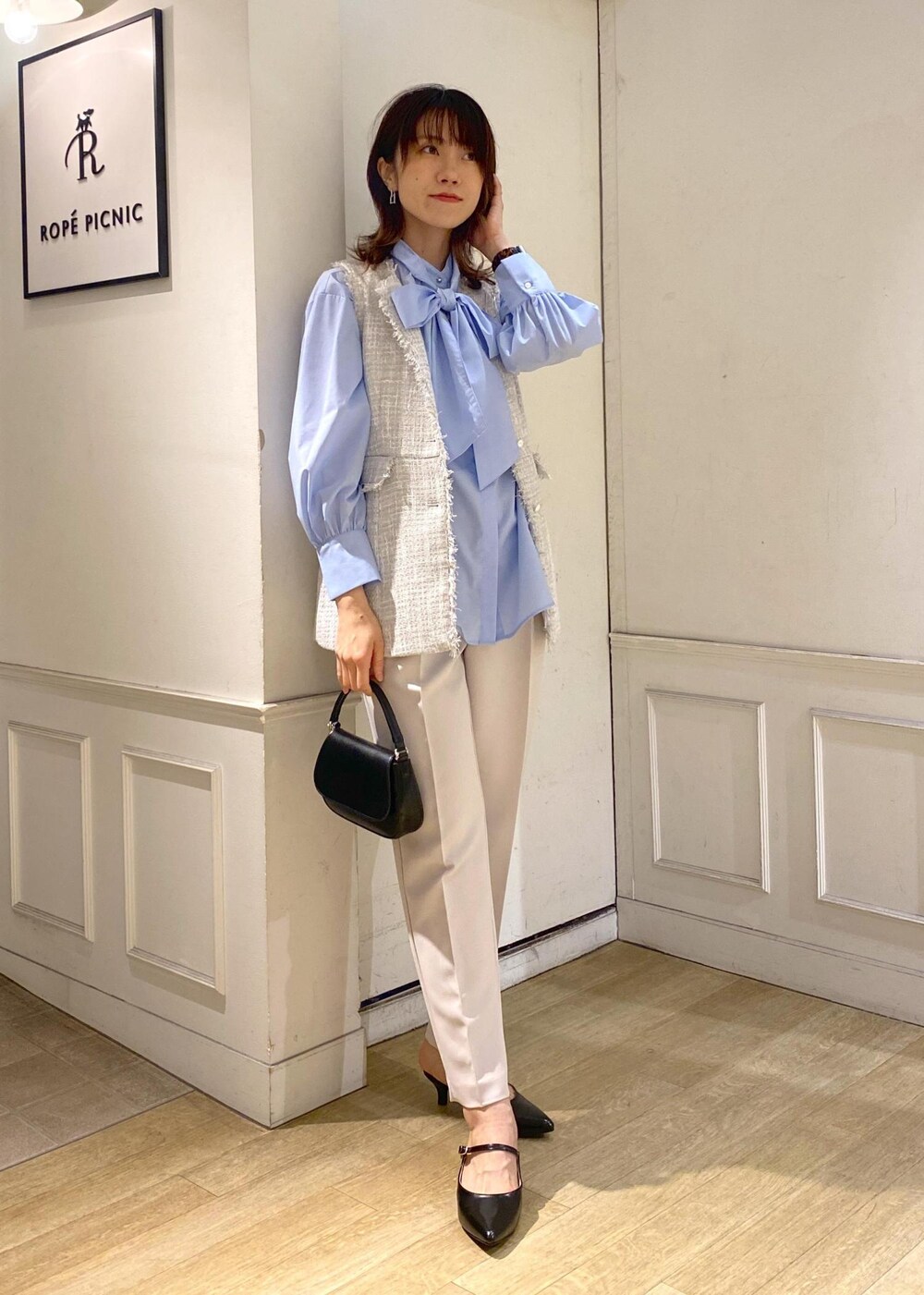 グレー系のベスト、イエロー系のその他パンツ、ブルー系のシャツ/ブラウスを着用したレディースの冬コーディネートの7枚目の写真