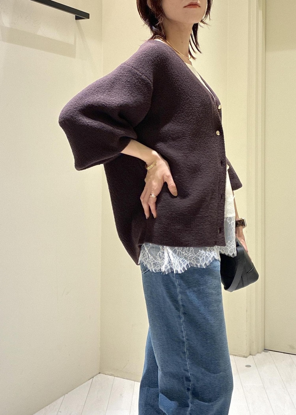 ブラウン系のローファー、ブルー系のデニムパンツ、ホワイト系のキャミソールを着用したレディースの秋コーディネートの4枚目の写真