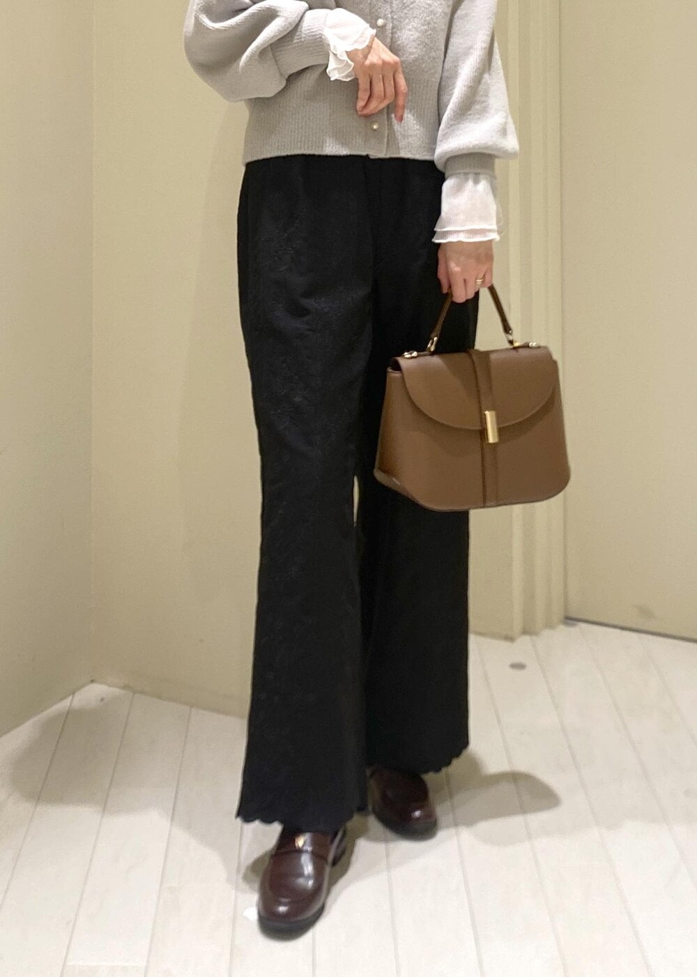 グレー系のカーディガン/ボレロ、ホワイト系のTシャツ/カットソー、グレー系のテーラードジャケットを着用したレディースの冬コーディネートの8枚目の写真