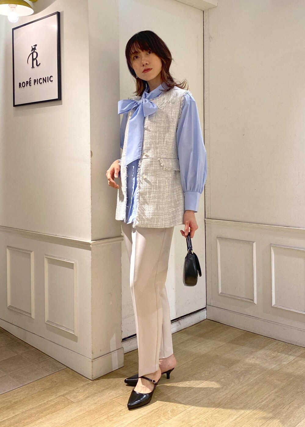 グレー系のベスト、イエロー系のその他パンツ、ブルー系のシャツ/ブラウスを着用したレディースの冬コーディネートの5枚目の写真