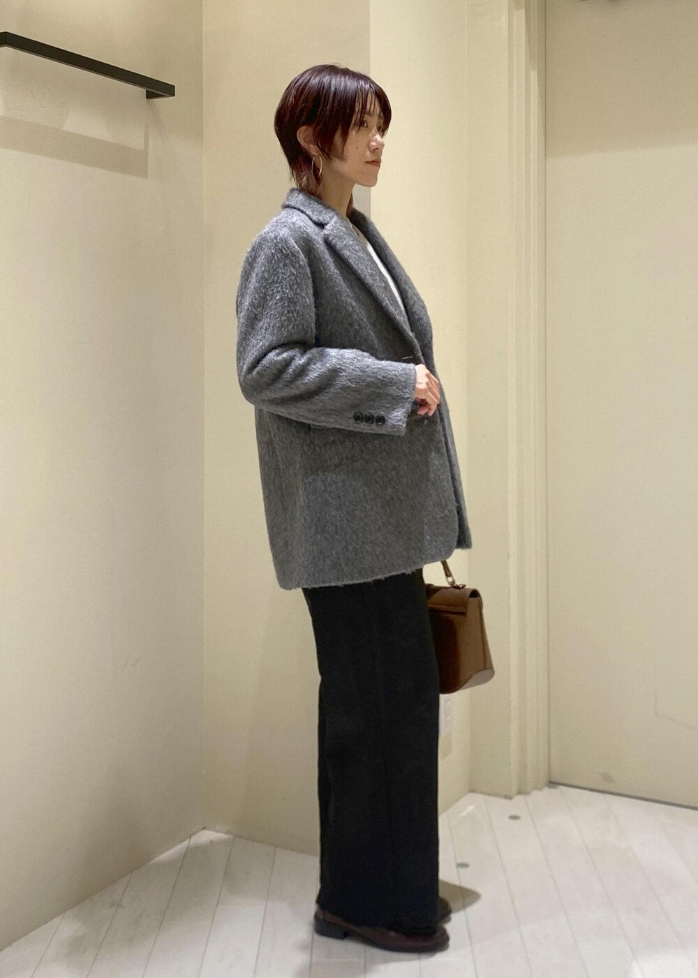 グレー系のカーディガン/ボレロ、ホワイト系のTシャツ/カットソー、グレー系のテーラードジャケットを着用したレディースの冬コーディネートの2枚目の写真