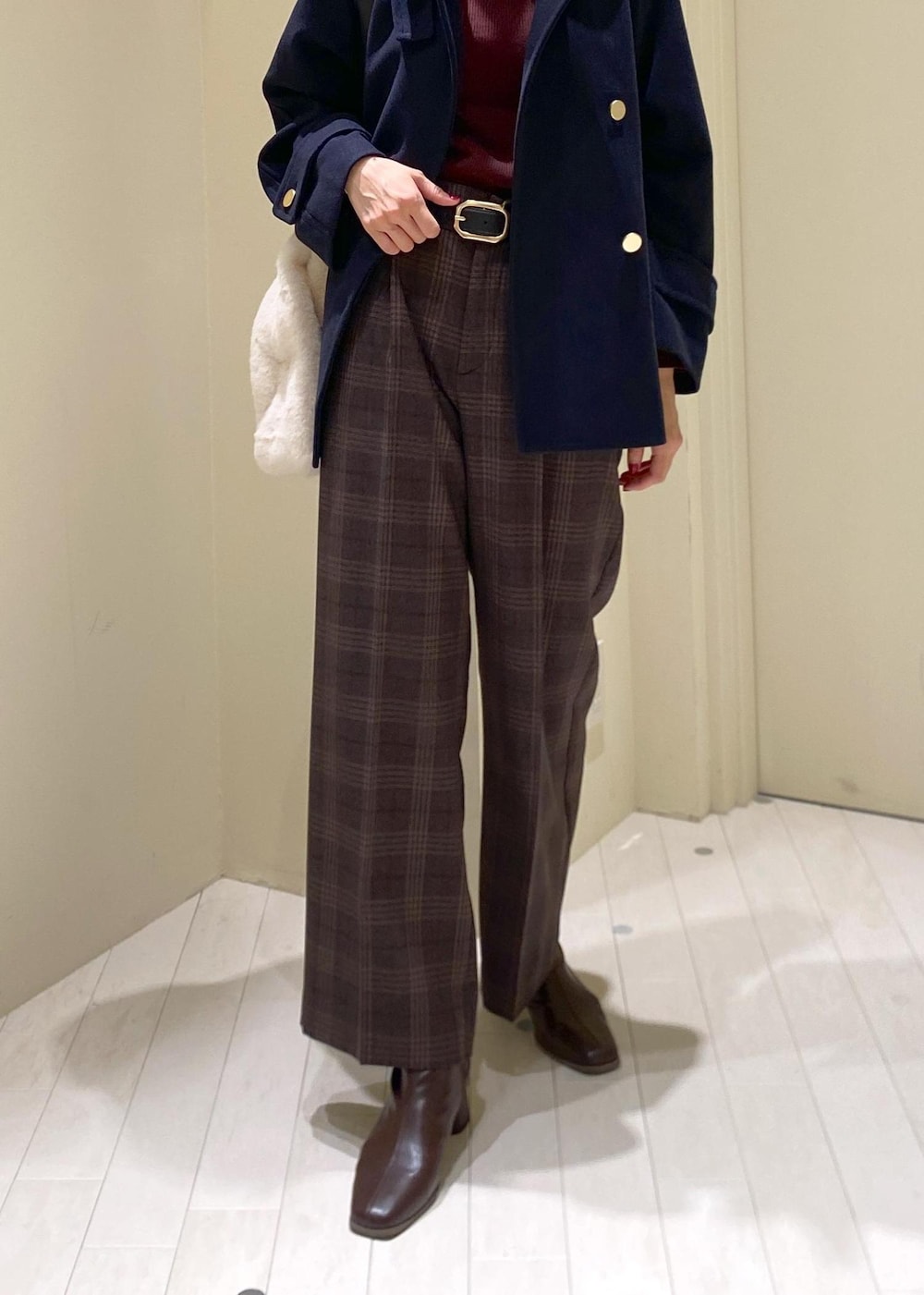 ブラウン系のニット/セーター、ブラウン系のブーツ、ブルー系のその他アウターを着用したレディースの秋コーディネートの7枚目の写真