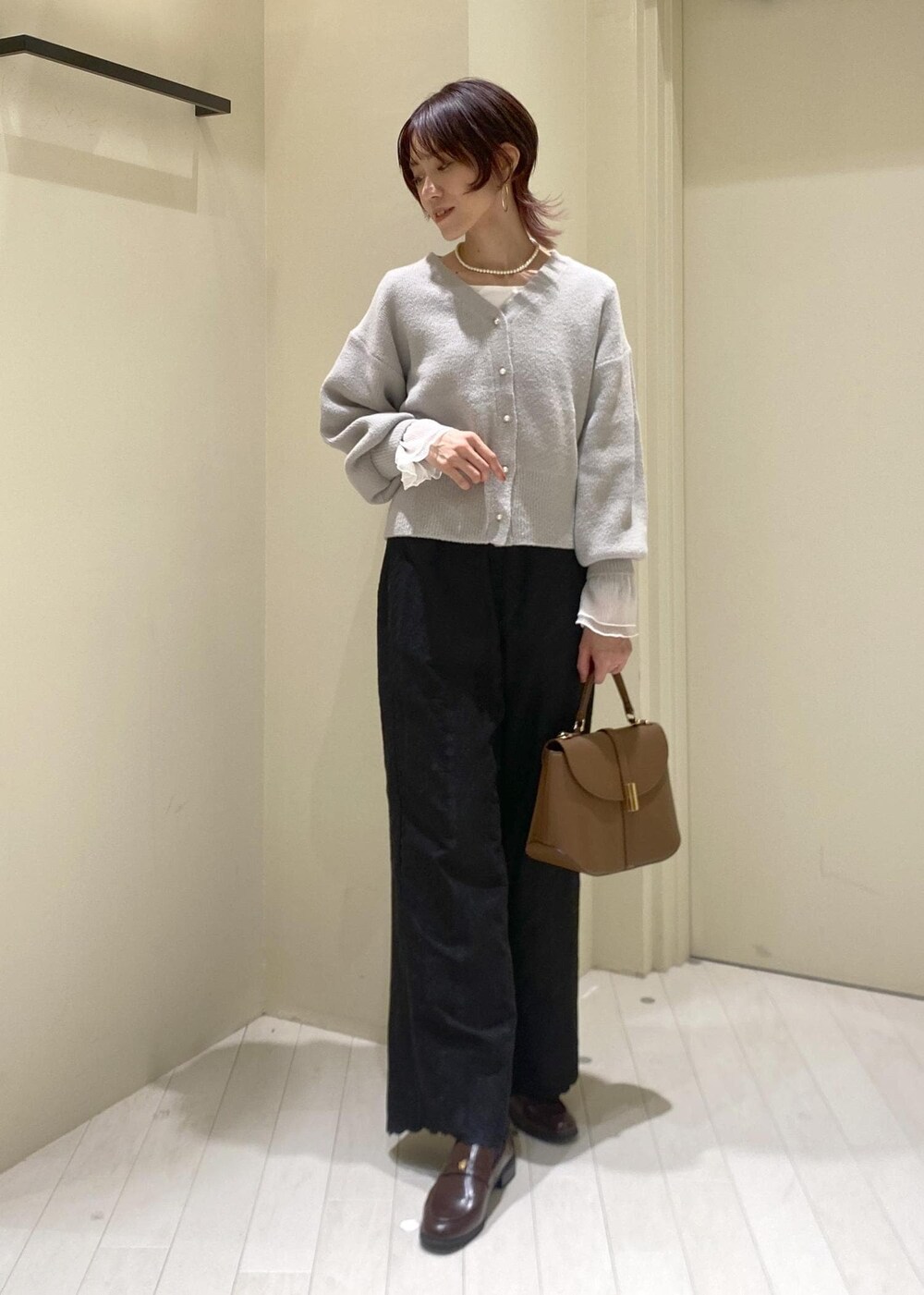 グレー系のカーディガン/ボレロ、ホワイト系のTシャツ/カットソー、グレー系のテーラードジャケットを着用したレディースの冬コーディネートの9枚目の写真