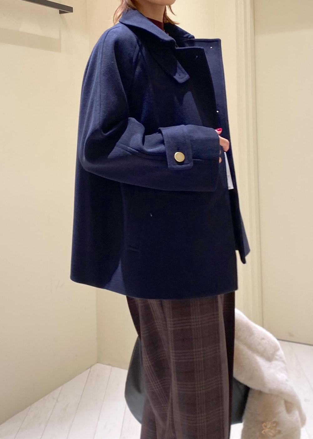 ブラウン系のニット/セーター、ブラウン系のブーツ、ブルー系のその他アウターを着用したレディースの秋コーディネートの5枚目の写真