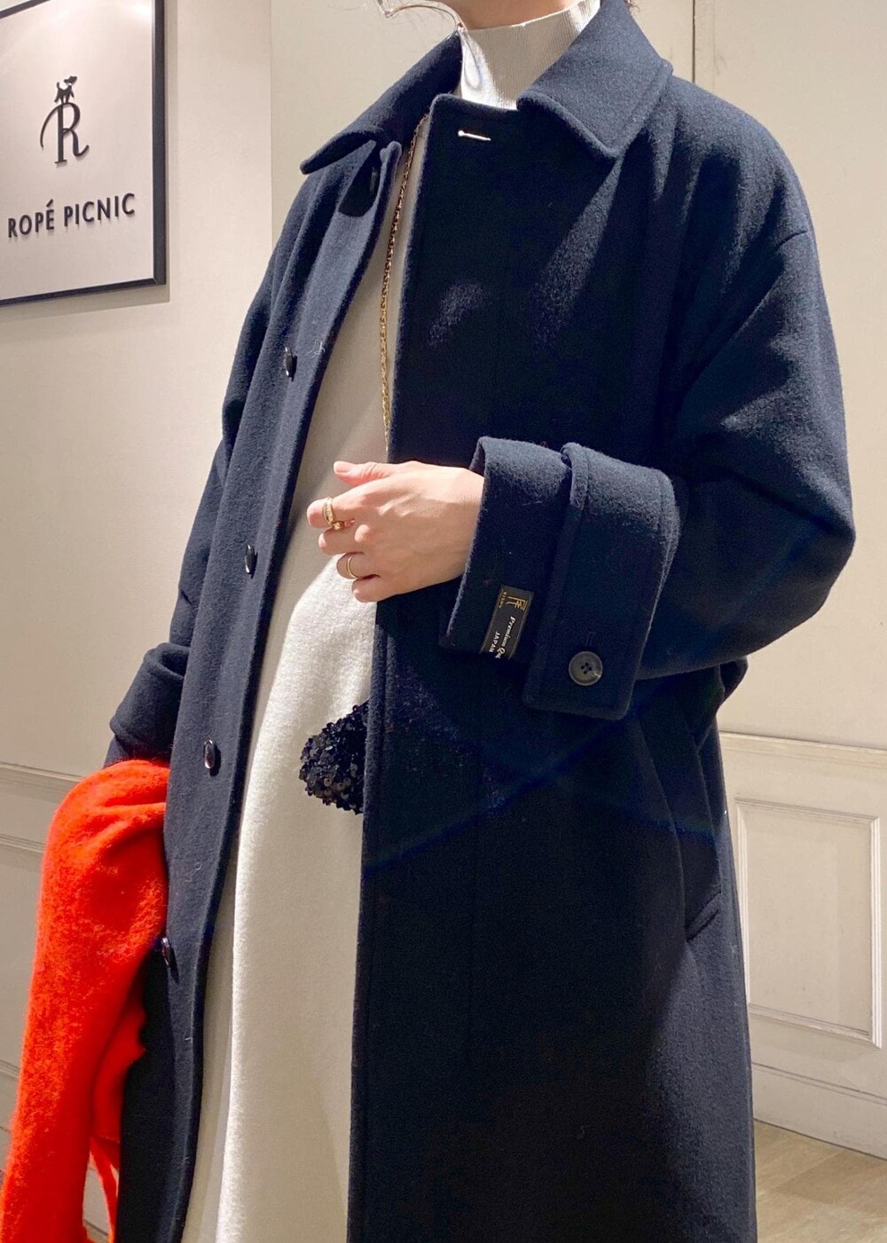 「初冬コーデ、冬コーデ、お仕事コーデ、クリスマスコーデ、お正月・初詣コーデ、女子会コーデ、大人カジュアル、体型カバー、カジュアルコーデ、フェミニンコーデ、シンプルコーデ、きれいめコーデ、ROPÉ PICNIC、ナチュラル、イエベ秋」｜「ROPE' PICNICのハイネックニットワンピース/アンチピリング（ワンピース、グレー系）」を使った、aikoさん（レディース・168cm）の冬コーディネートの7枚目の写真