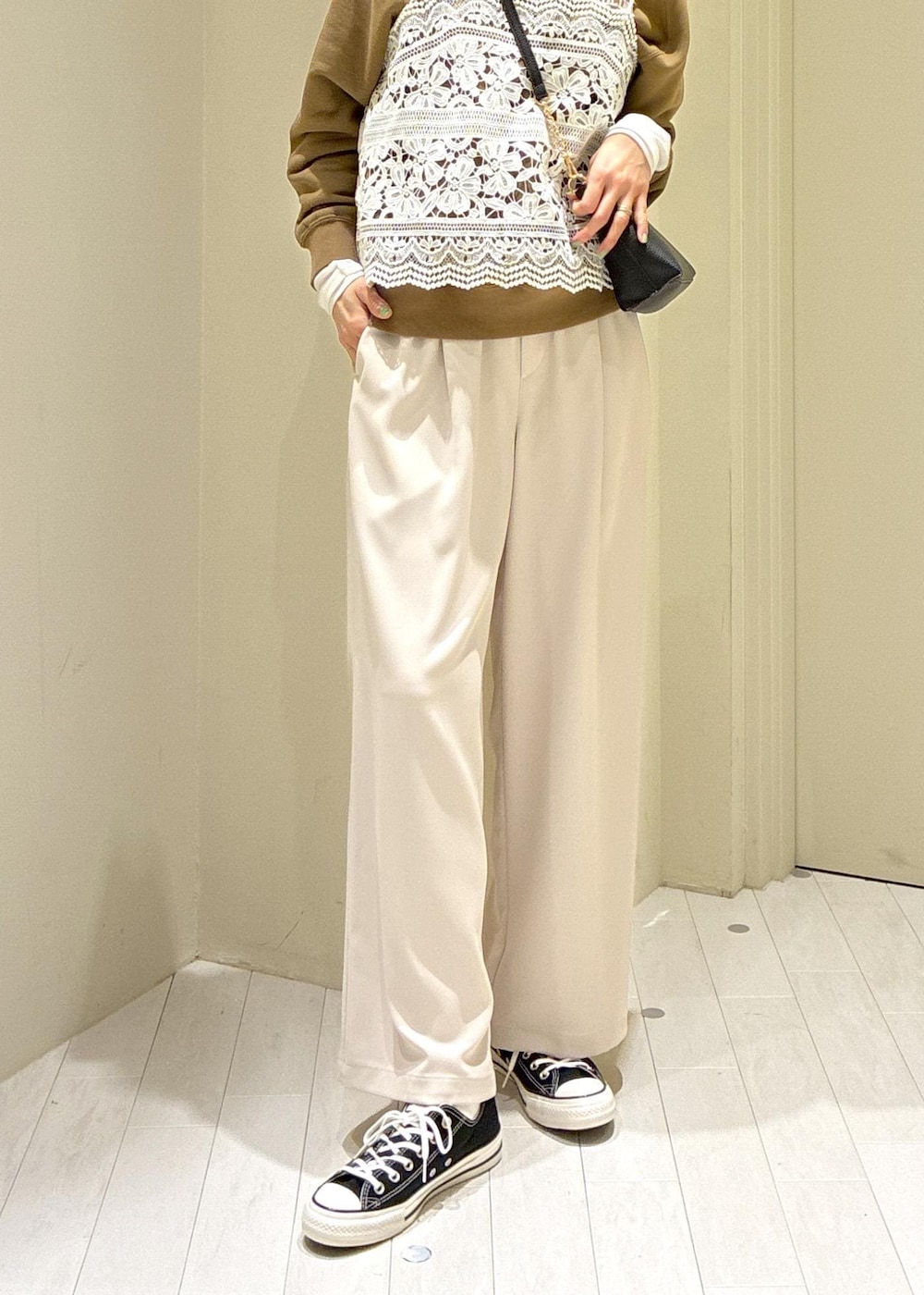 ブラック系のショルダーバッグ、ブラウン系のスウェット、ベージュ系のその他パンツを着用したレディースの春コーディネートの3枚目の写真