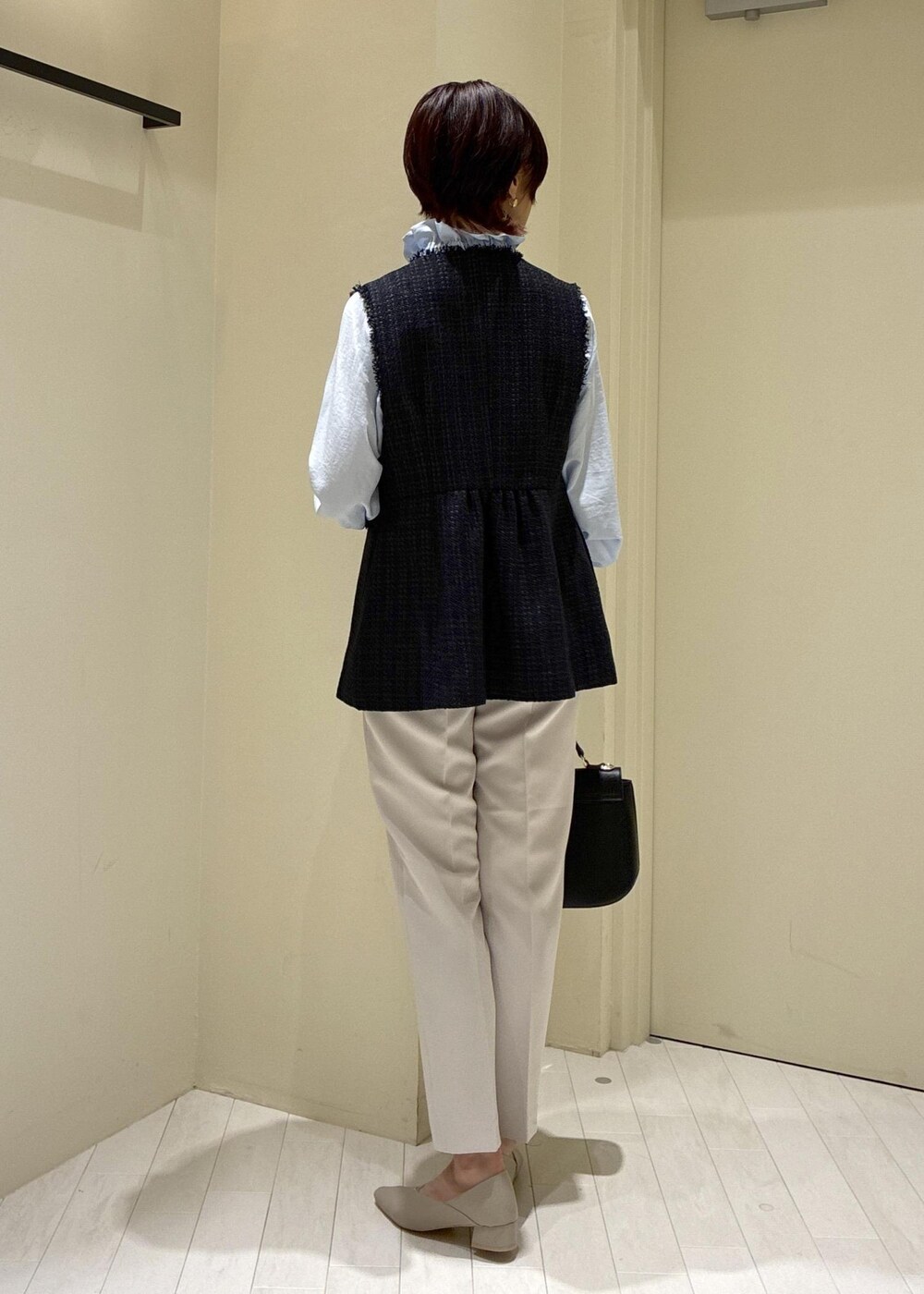 ベージュ系のパンプス、ブルー系のシャツ/ブラウス、グレー系のその他パンツを着用したレディースの冬コーディネートの2枚目の写真