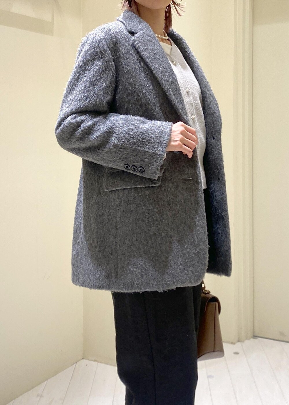 グレー系のカーディガン/ボレロ、ホワイト系のTシャツ/カットソー、グレー系のテーラードジャケットを着用したレディースの冬コーディネートの6枚目の写真