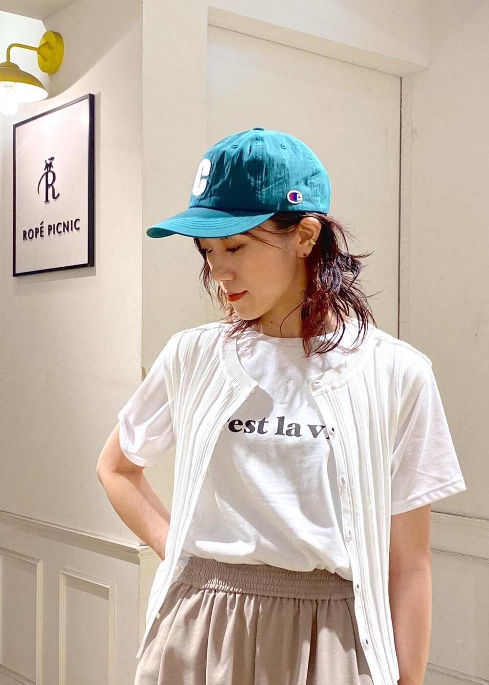 ホワイト系のニット/セーター、ホワイト系のサンダル、ベージュ系のその他パンツを着用したレディースの夏コーディネートの6枚目の写真