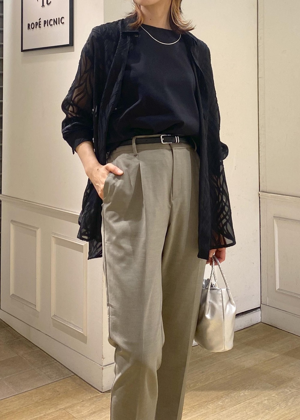 ブラック系のシャツ/ブラウス、ブラック系のTシャツ/カットソー、ブラウン系のその他パンツを着用したレディースの夏コーディネートの2枚目の写真