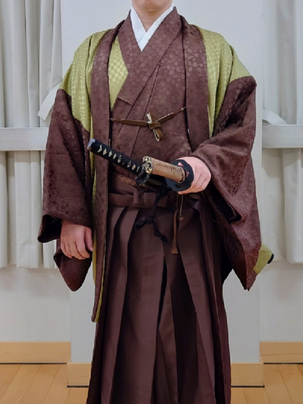 ブラウン系の着物、その他の着物、グリーン系の着物を着用したメンズの春コーディネートの2枚目の写真