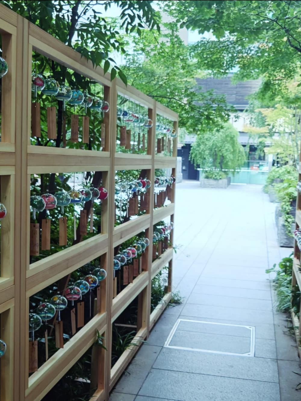 グレー系の着物、ブラック系の着物、ブルー系のその他雑貨を着用したメンズの秋コーディネートの3枚目の写真