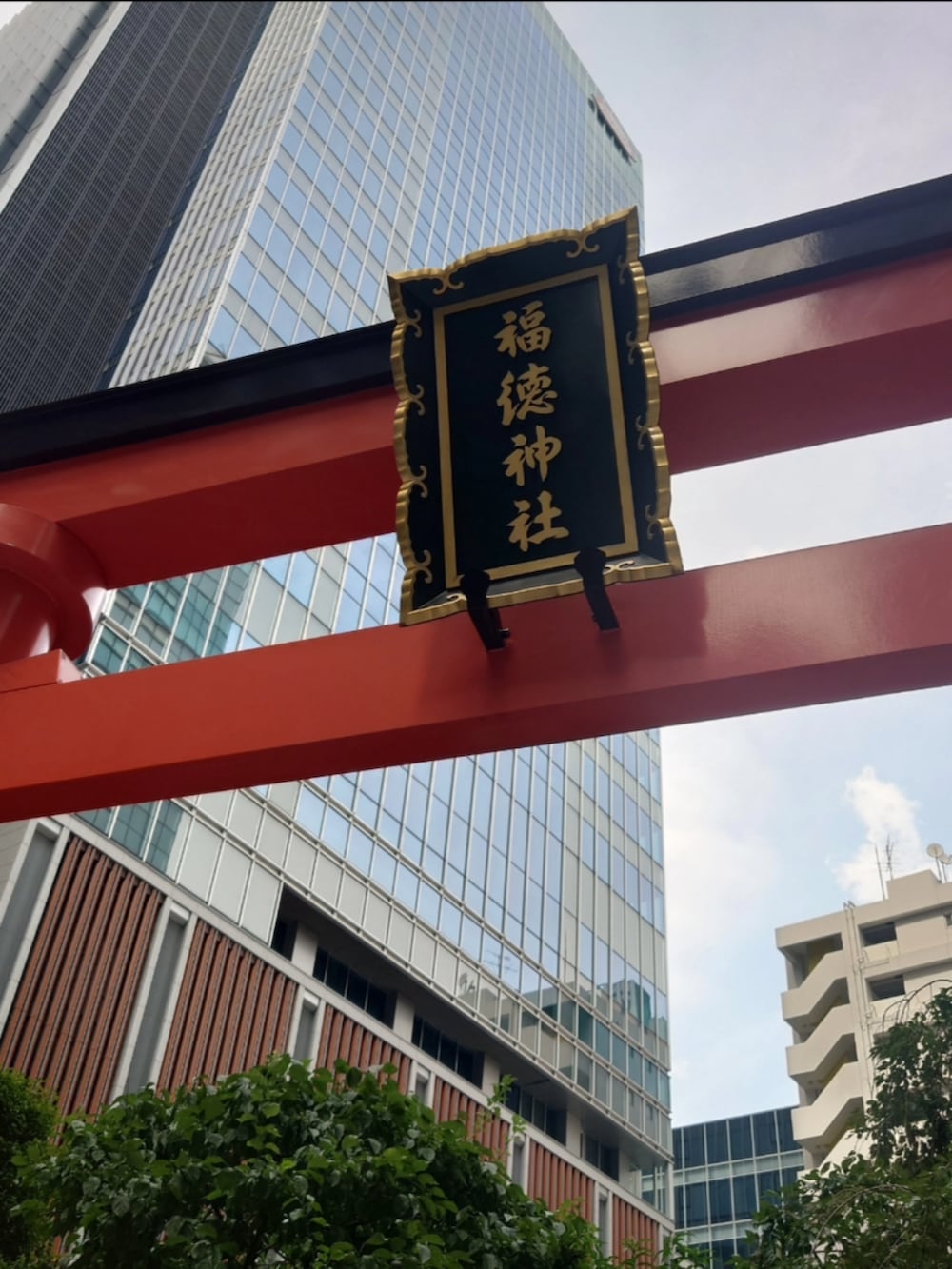 グレー系の着物、ブラック系の着物、ブルー系のその他雑貨を着用したメンズの秋コーディネートの4枚目の写真