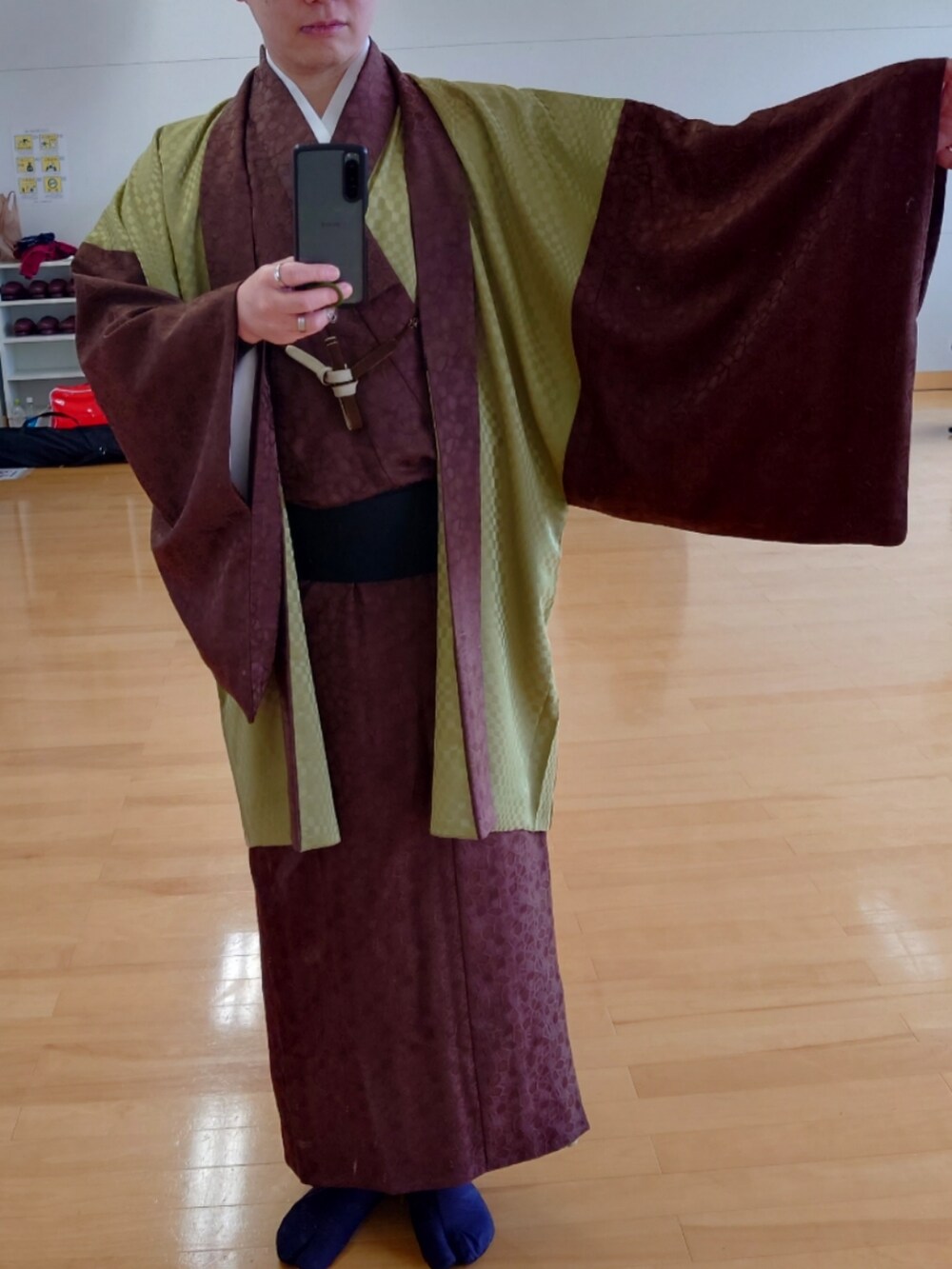 ブラウン系の着物、その他の着物、グリーン系の着物を着用したメンズの春コーディネートの3枚目の写真