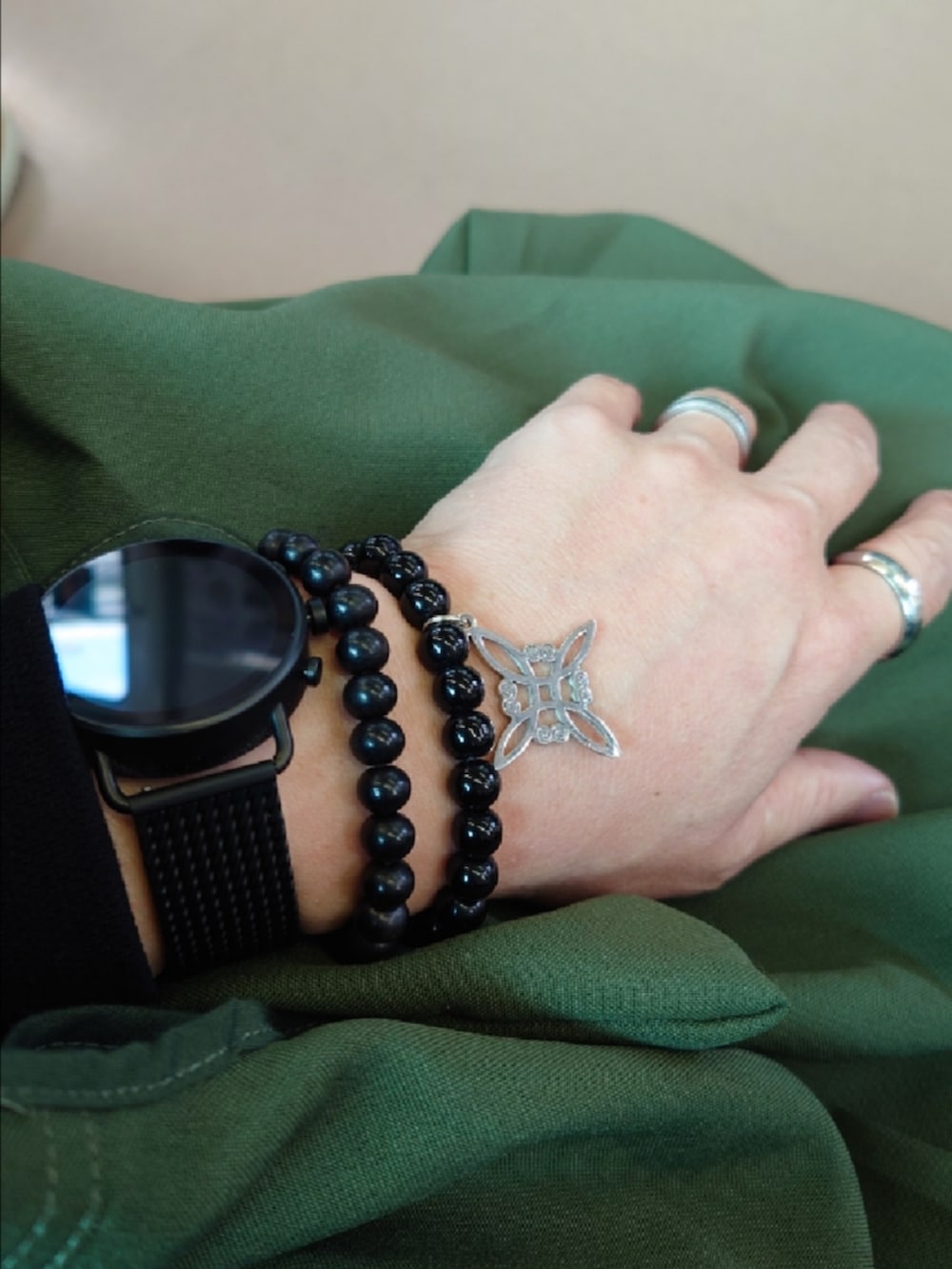 ブルー系のショルダーバッグ、ブルー系の着物、ブルー系の和装小物を着用したメンズの春コーディネートの3枚目の写真