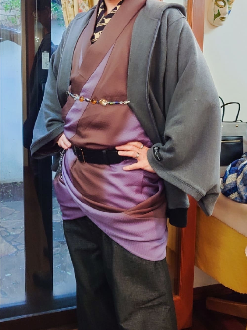 グレー系のその他アウター、ブラウン系のブーツ、ブラウン系の着物を着用したメンズの冬コーディネートの4枚目の写真